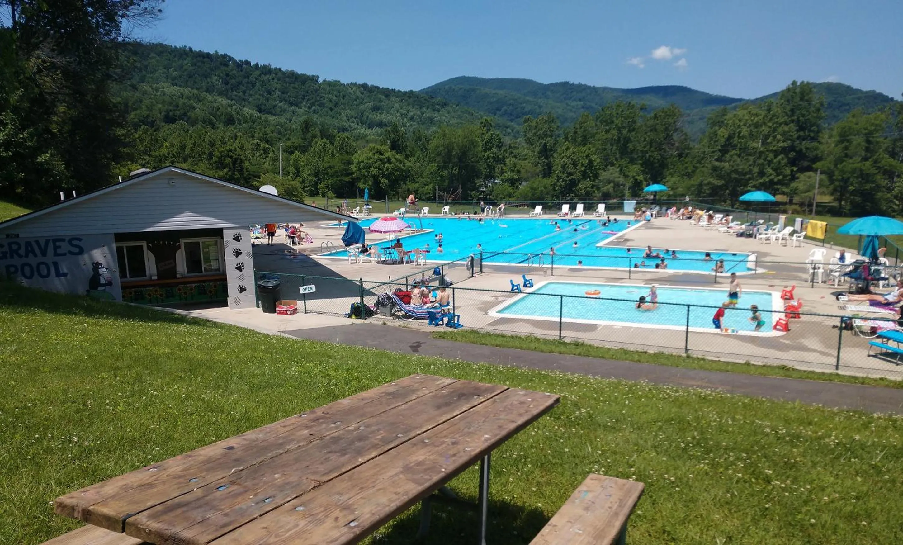 Pool view in Graves Mountain Farm & Lodges