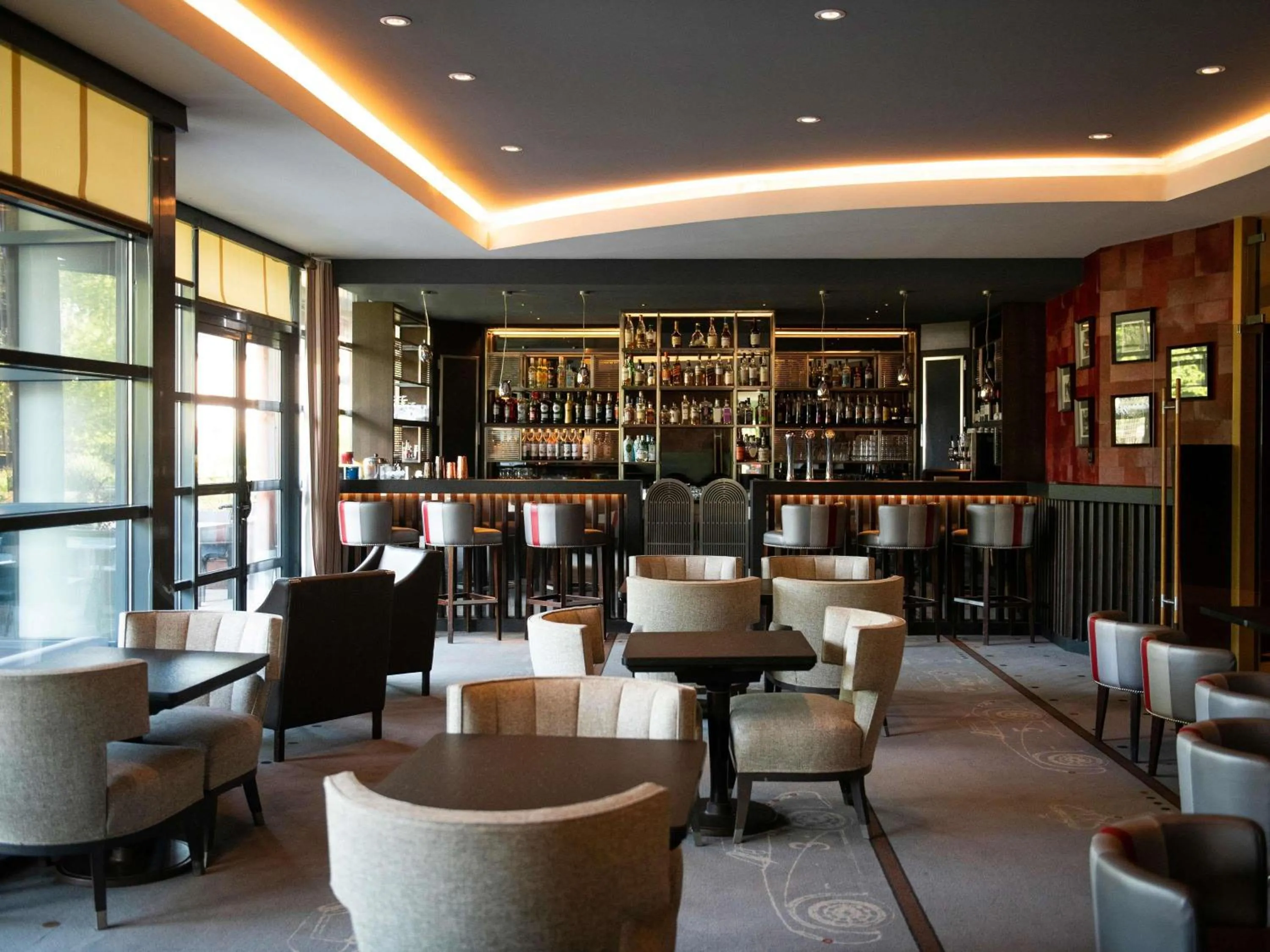 Lounge or bar in Parc Beaumont Hôtel & Spa Pau - MGallery Collection