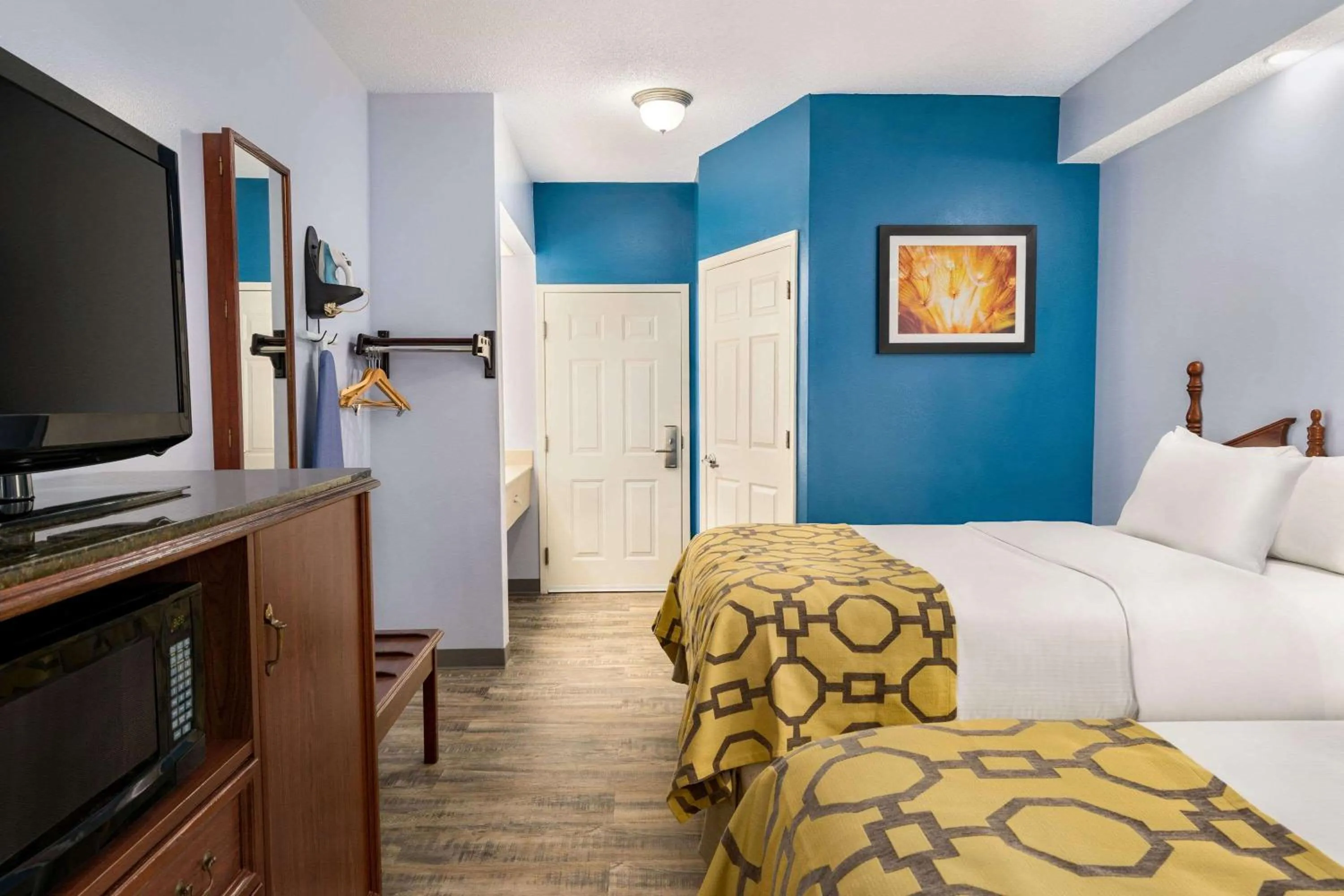 Photo of the whole room, Bed in Baymont by Wyndham Henderson Oxford