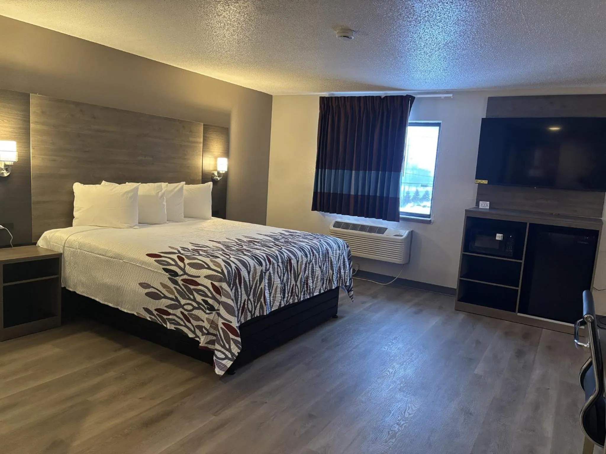 Photo of the whole room, Bed in Red Roof Inn & Suites Hammond, IN