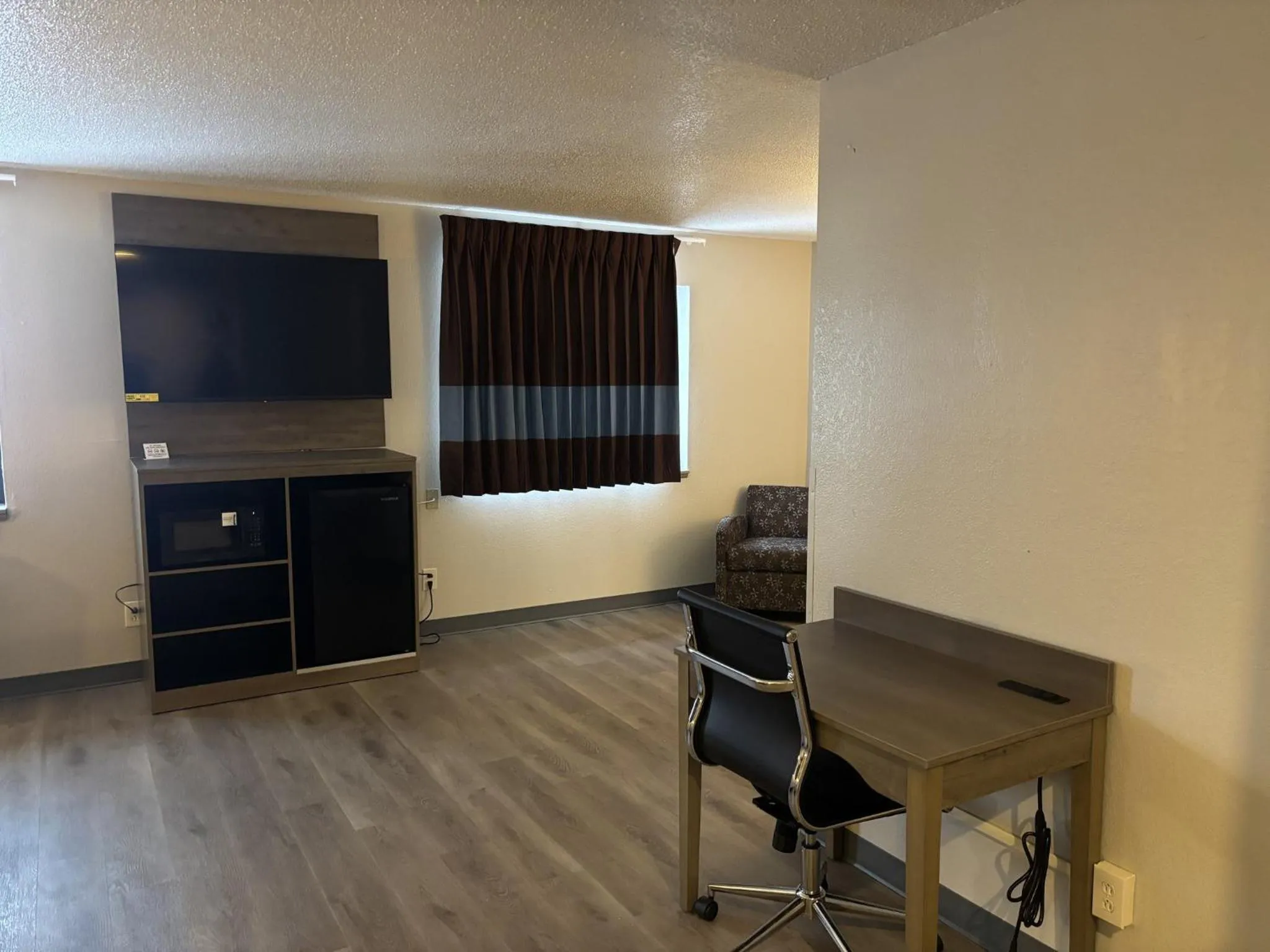 Photo of the whole room in Red Roof Inn & Suites Hammond, IN