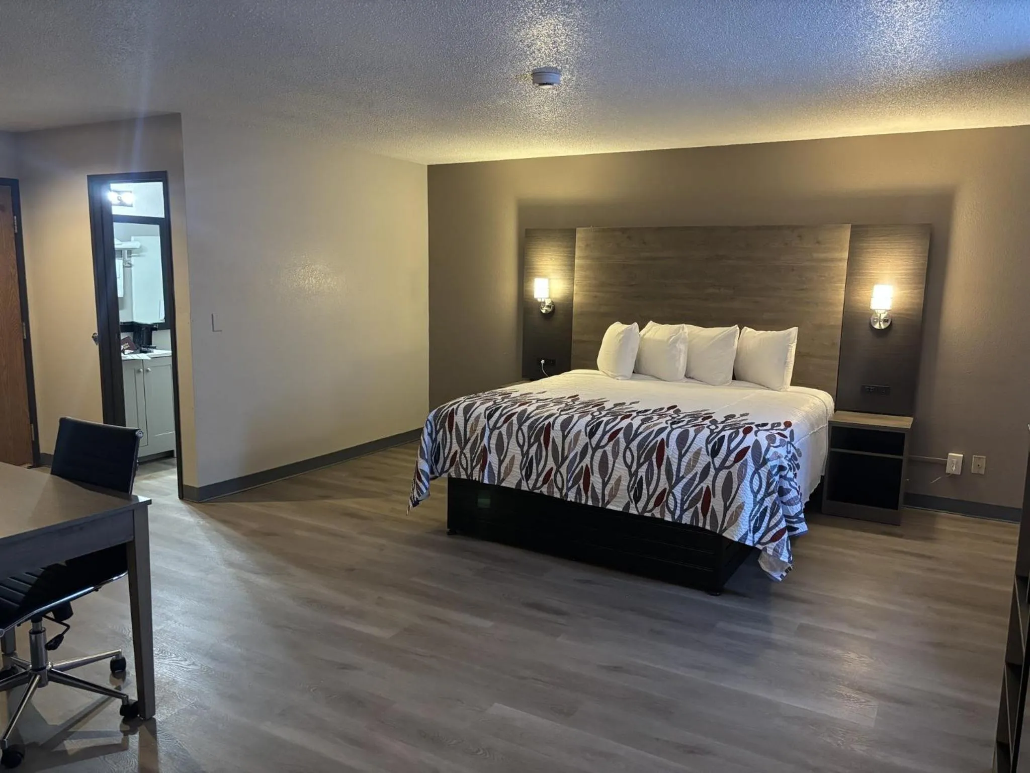 Photo of the whole room, Bed in Red Roof Inn & Suites Hammond, IN