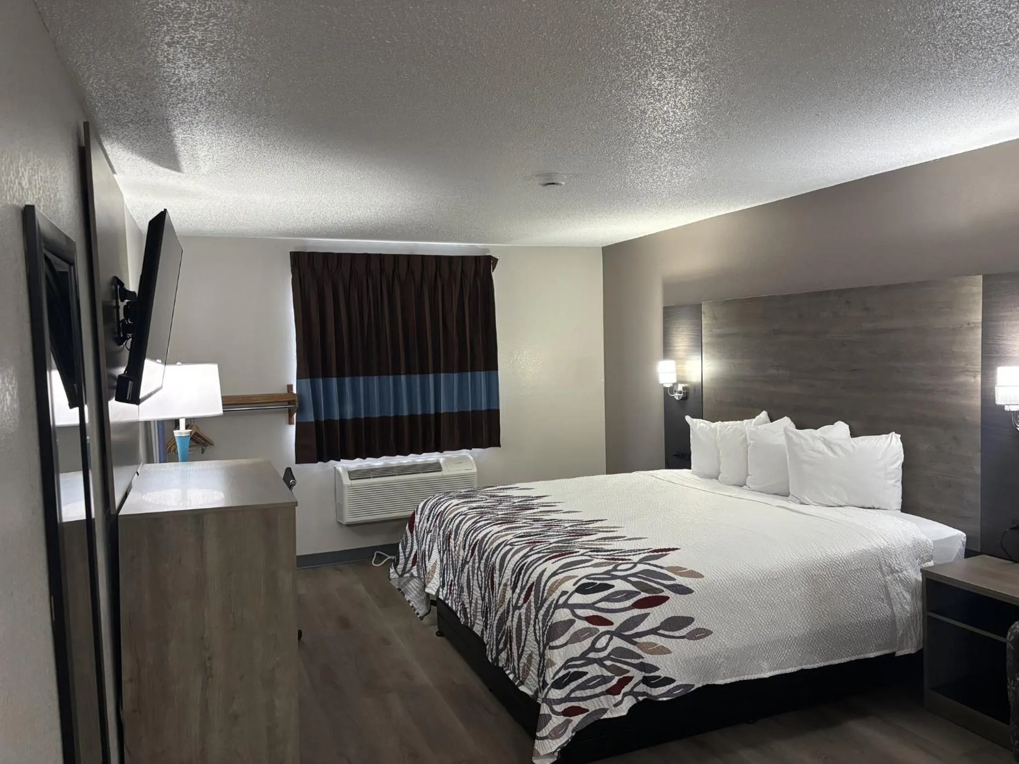 Photo of the whole room, Bed in Red Roof Inn & Suites Hammond, IN