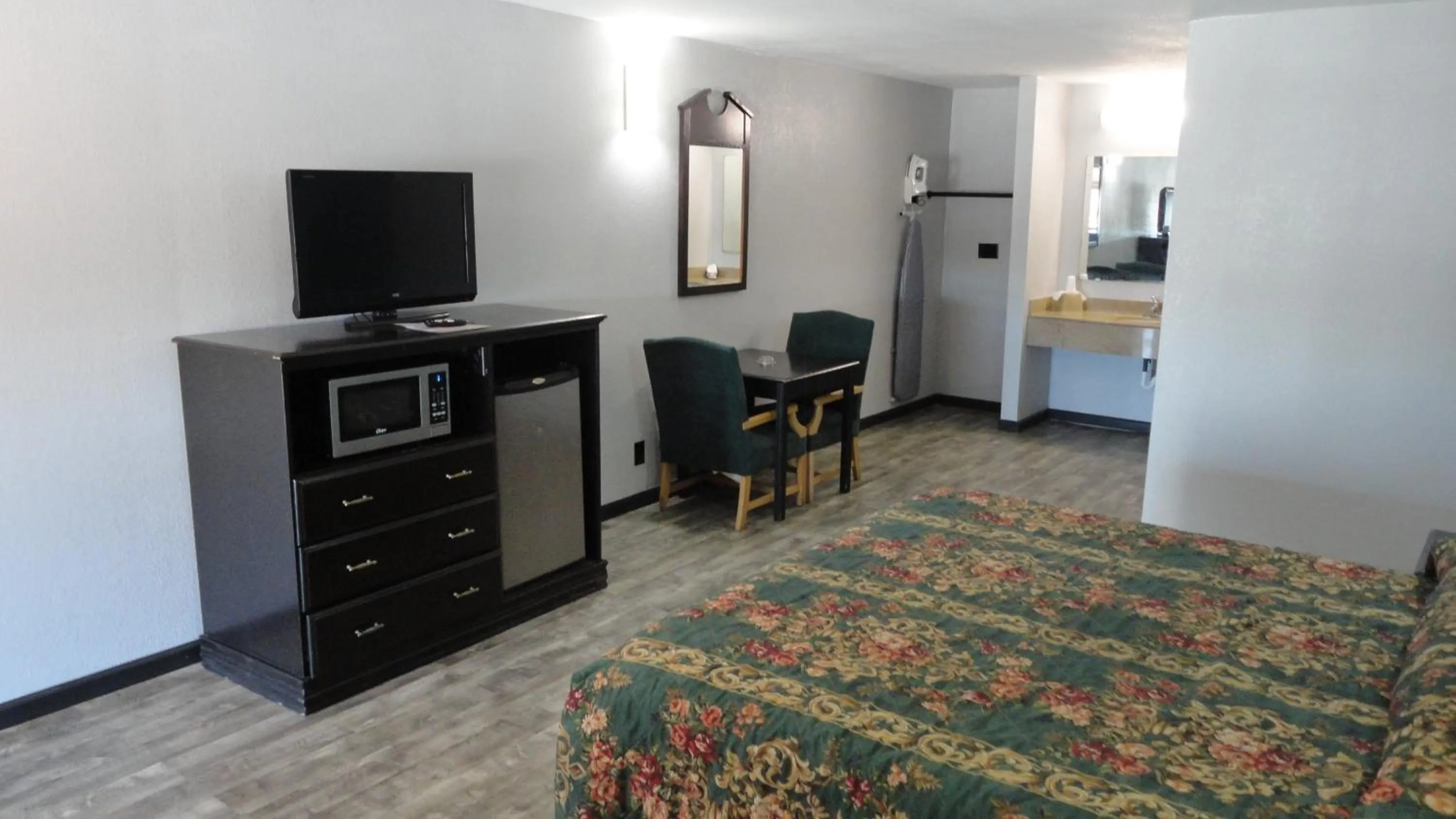 Bedroom, Bed in Western Inn - Pensacola