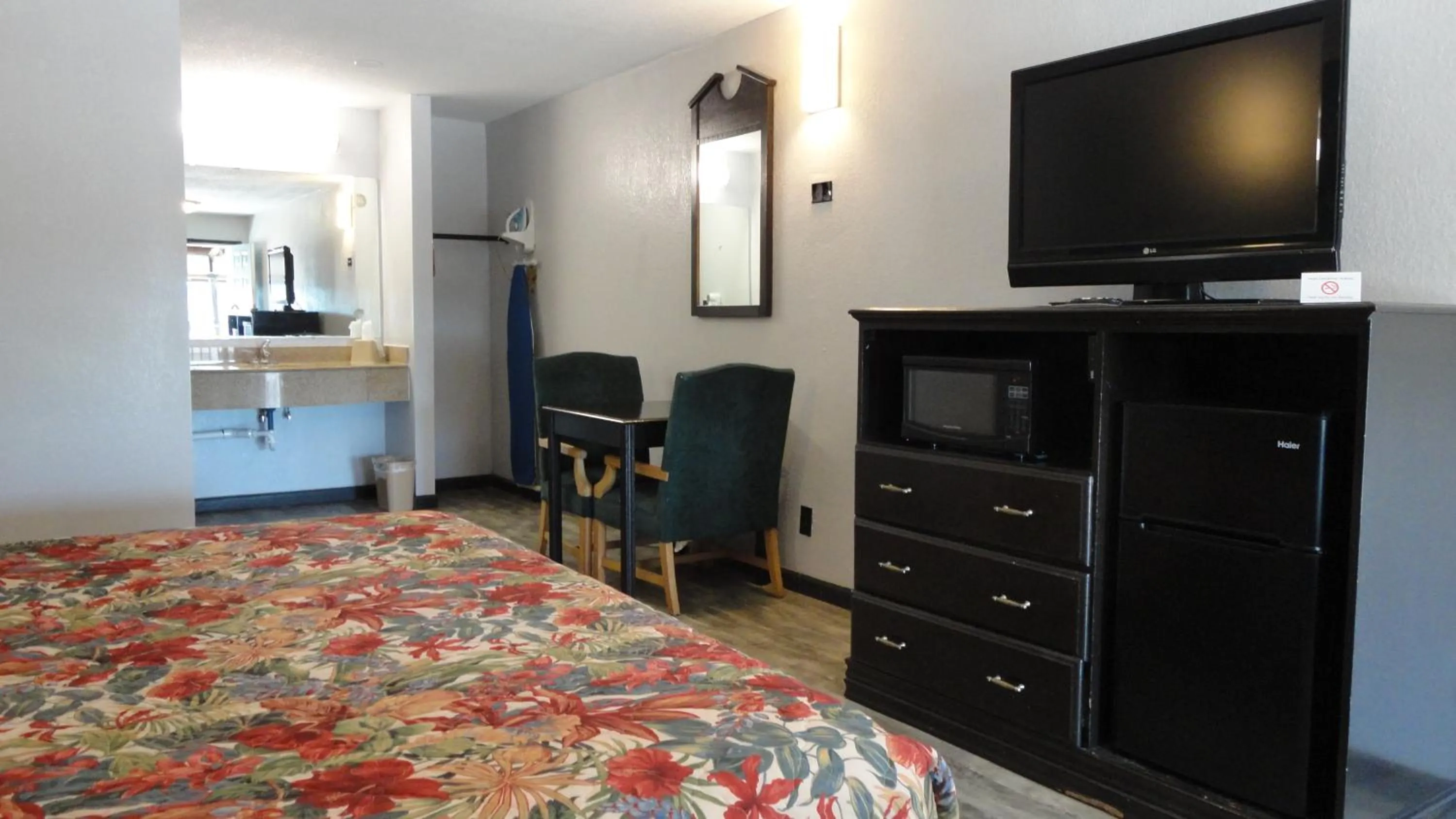 Bedroom, Bed in Western Inn - Pensacola