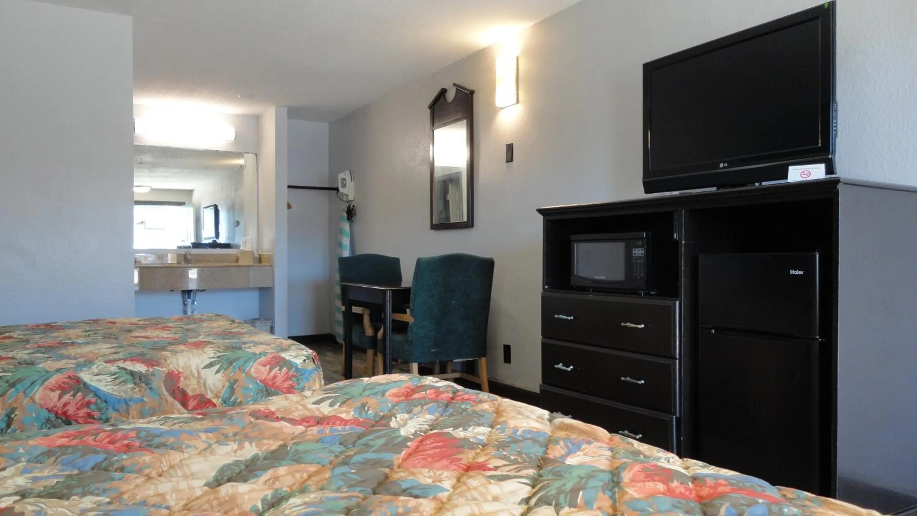 Bedroom, Bed in Western Inn - Pensacola