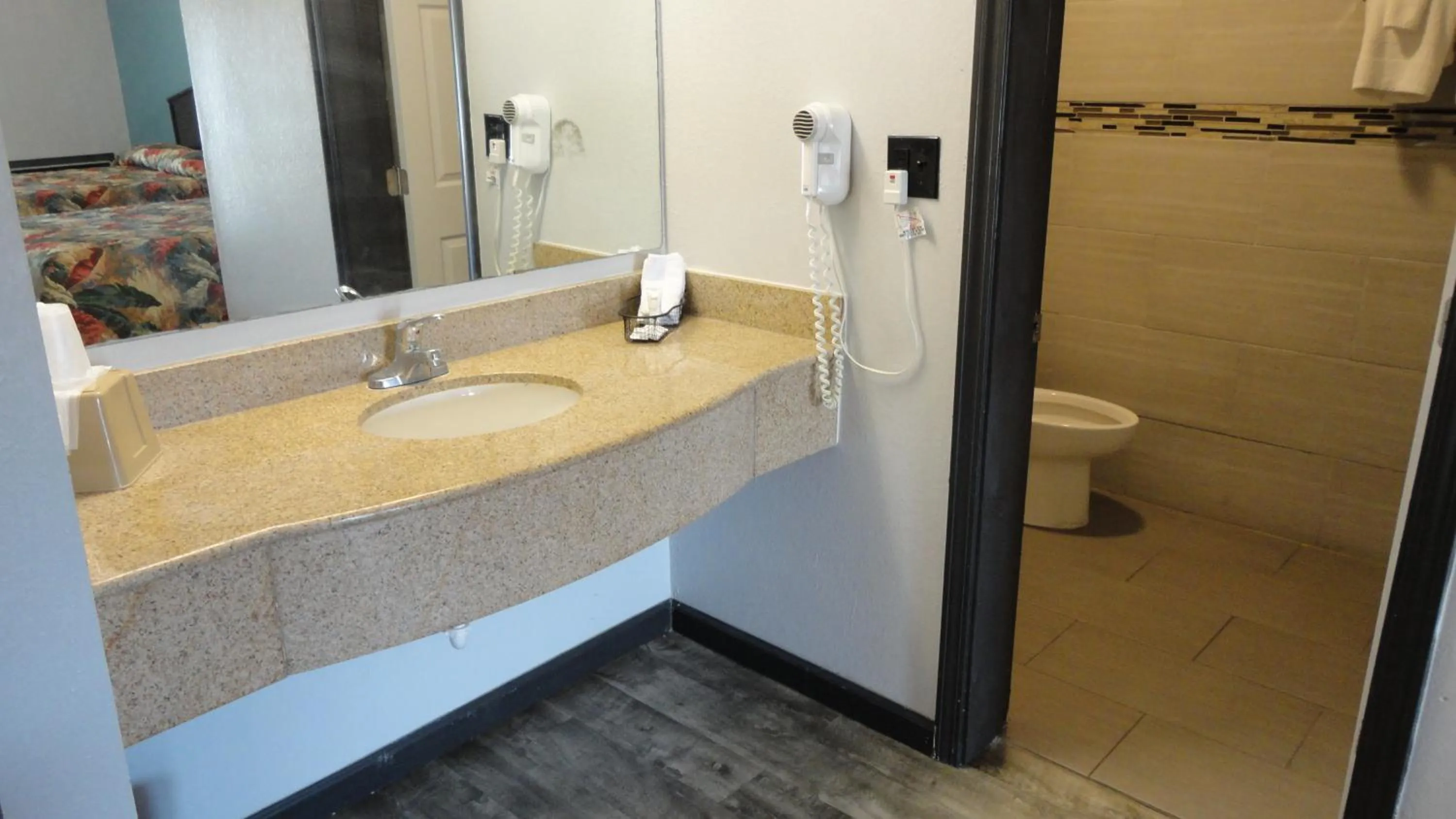 Bedroom in Western Inn - Pensacola