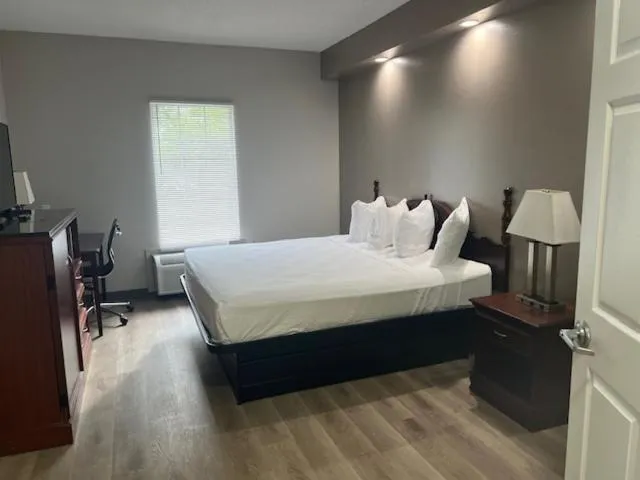 Bed in Baymont by Wyndham Lakeland