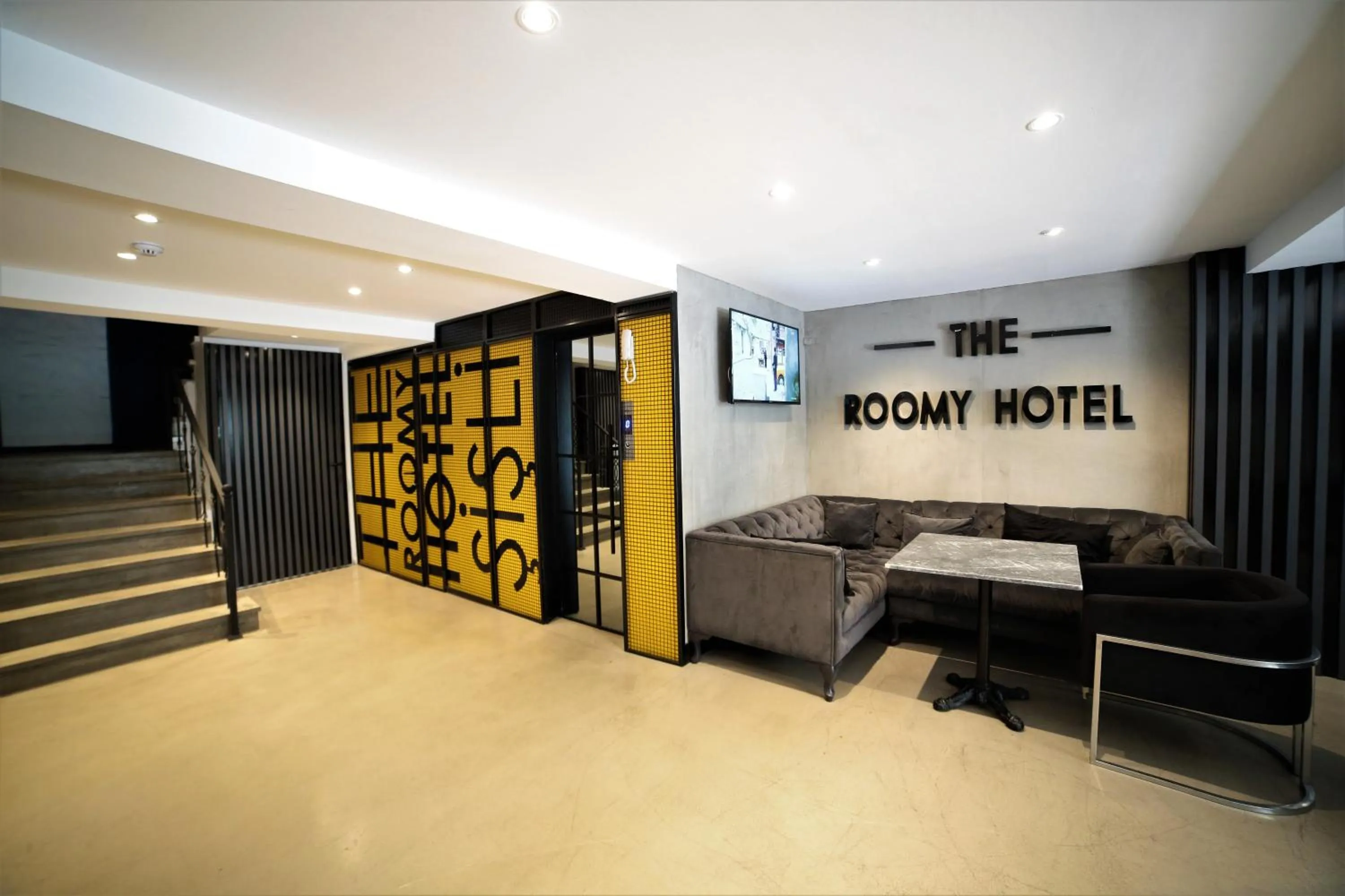 Lobby or reception in The Roomy Hotel Şişli
