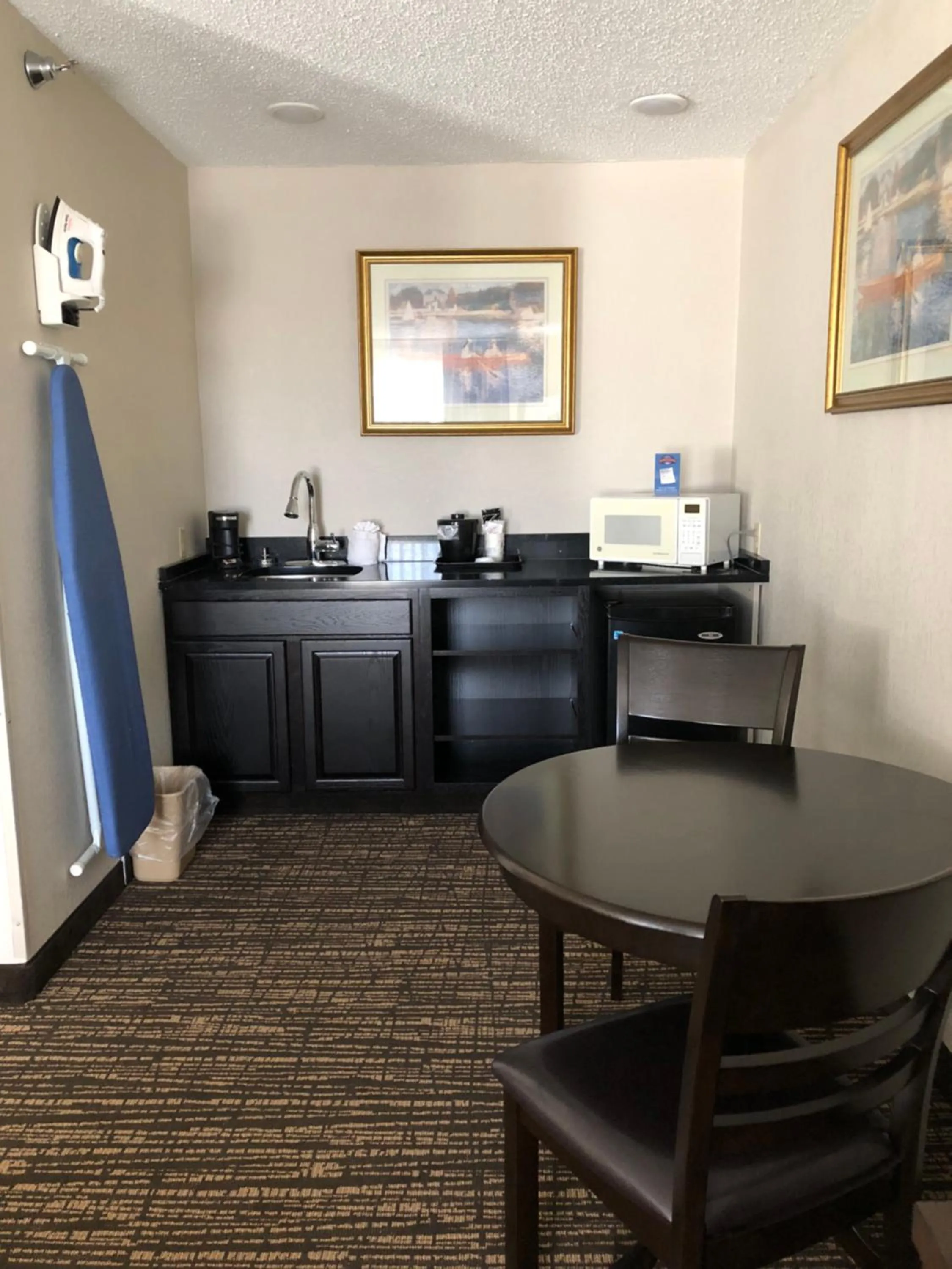 Kitchen or kitchenette in Baymont by Wyndham Washington