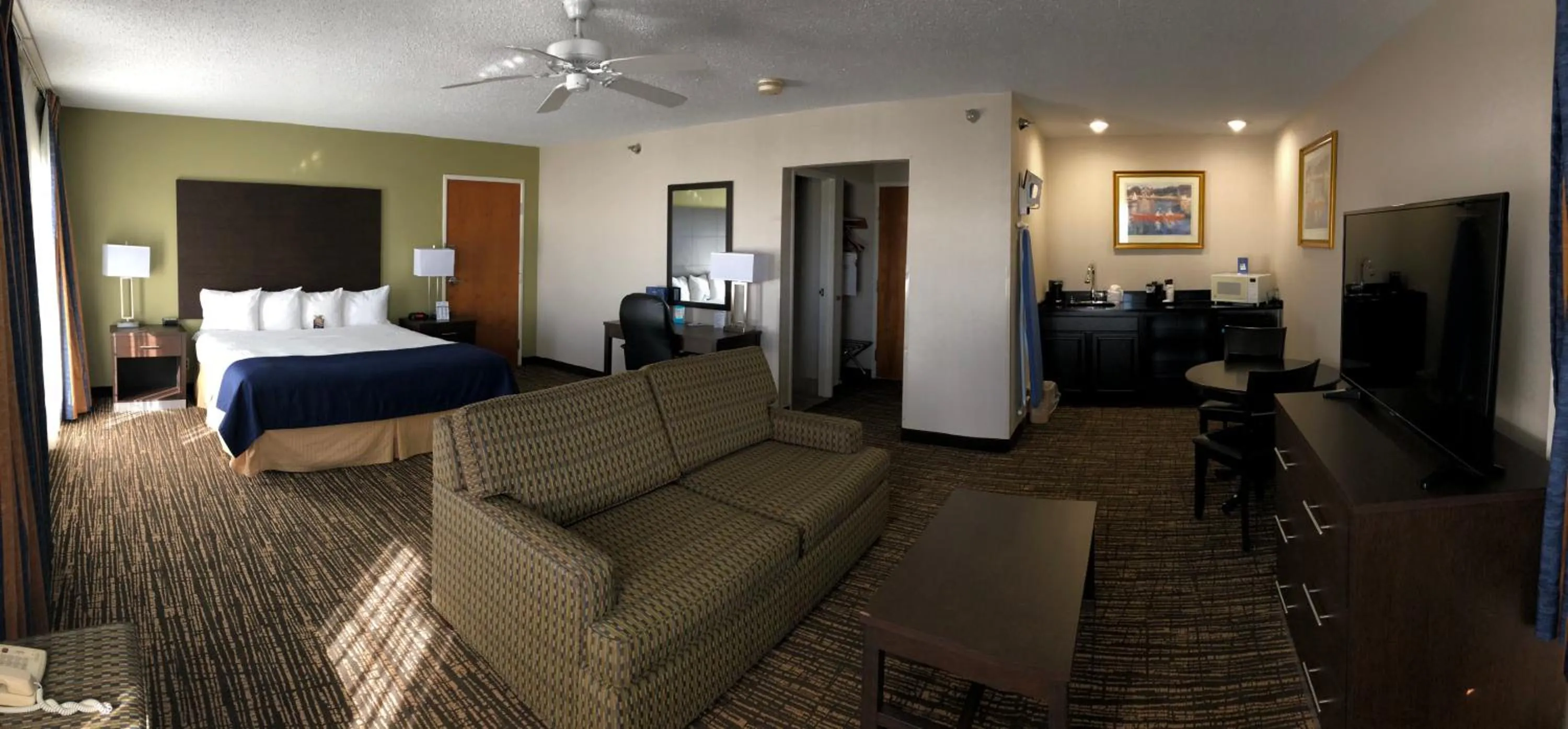 Photo of the whole room, Bed in Baymont by Wyndham Washington