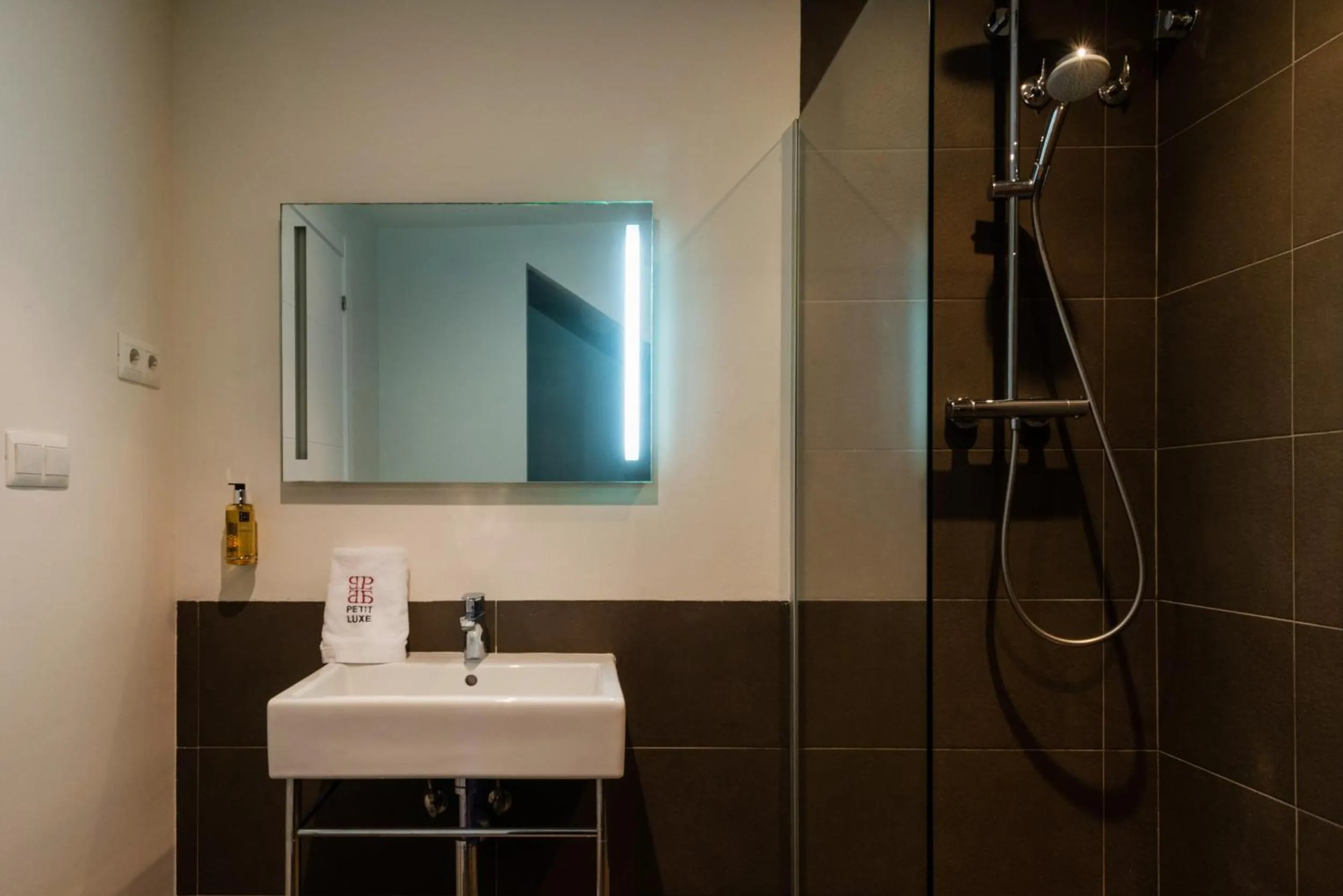 Shower in Petit Luxe Tobella Baixos