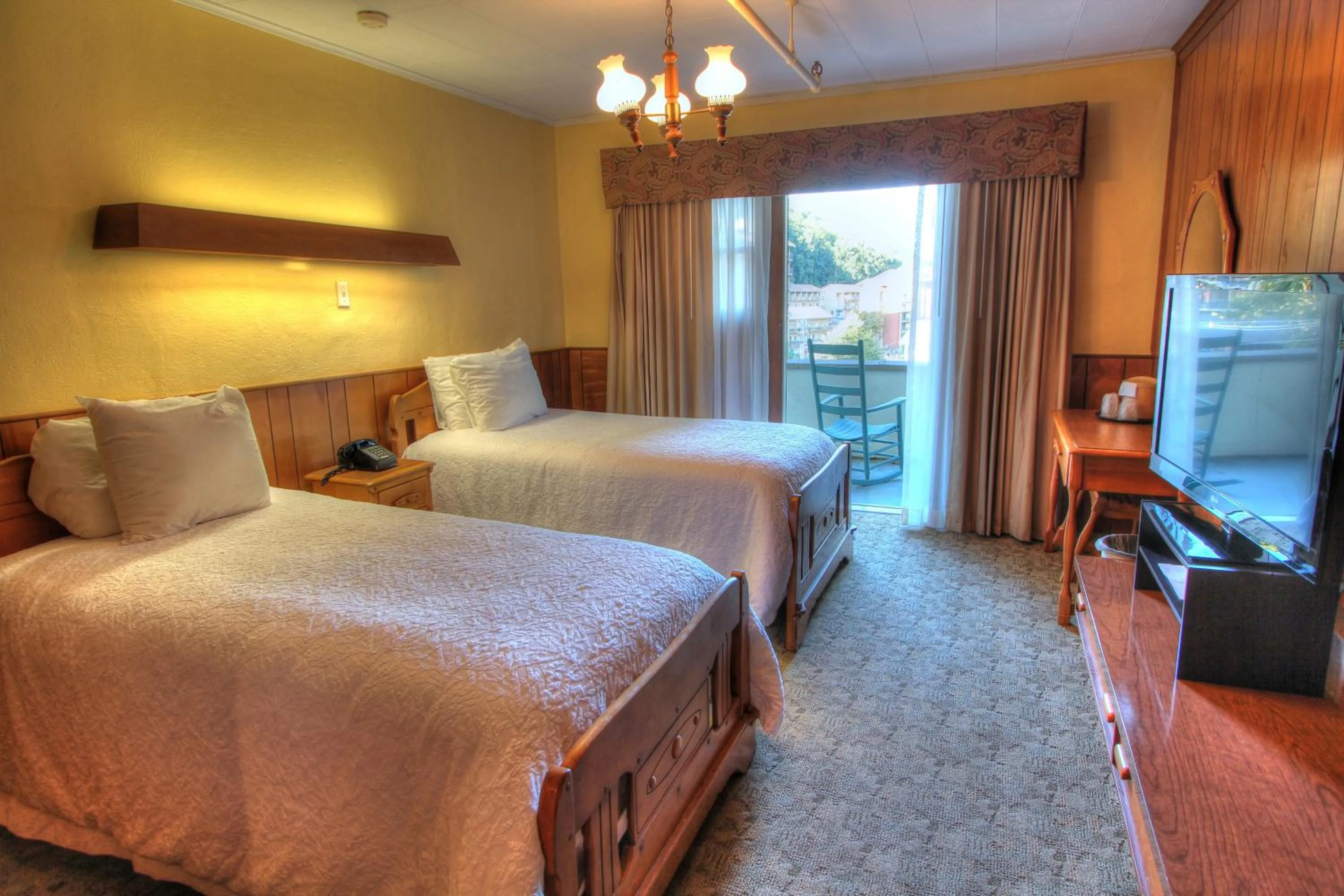 Bedroom, Bed in Gatlinburg Inn