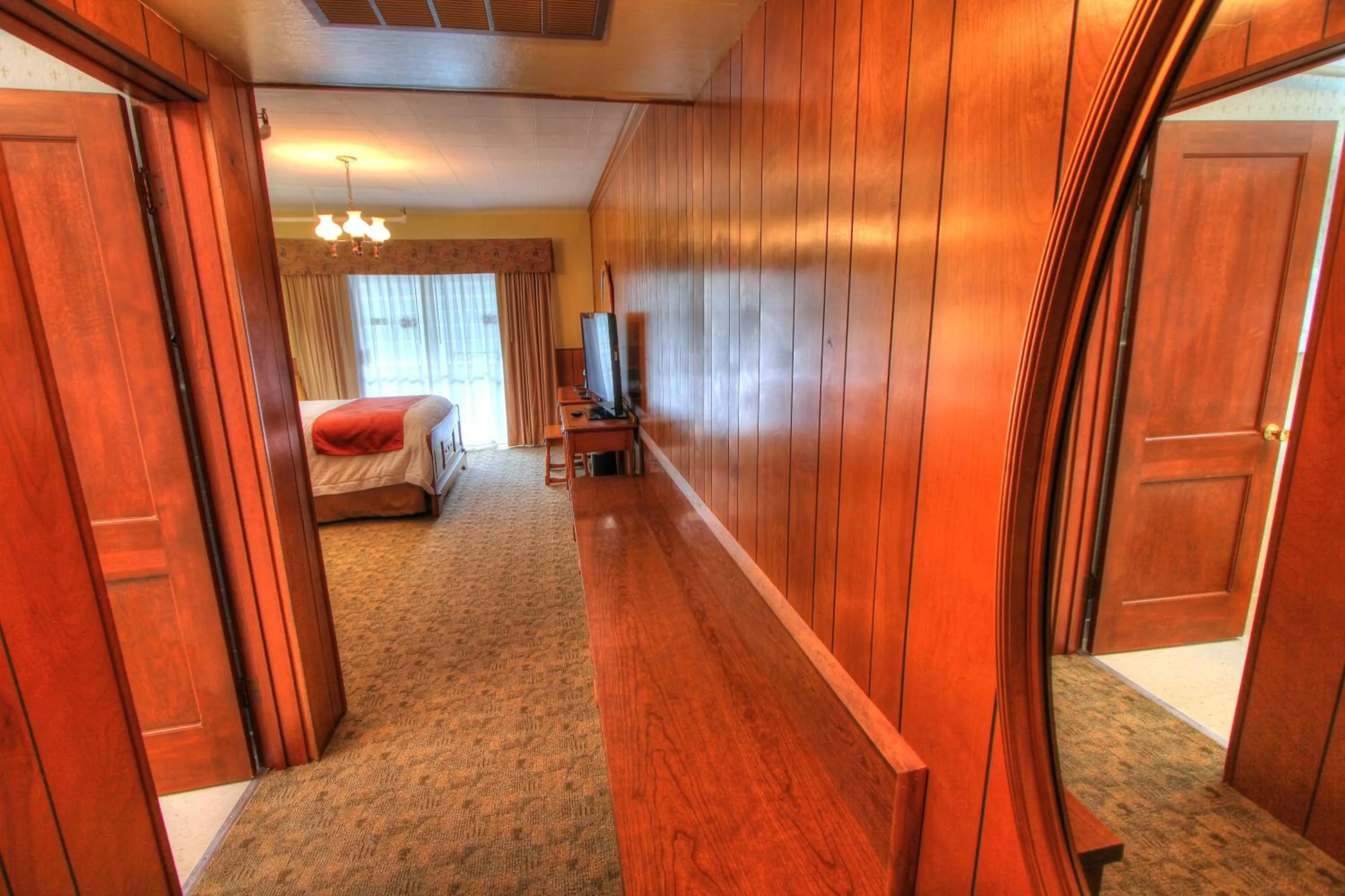 Bedroom, Bed in Gatlinburg Inn