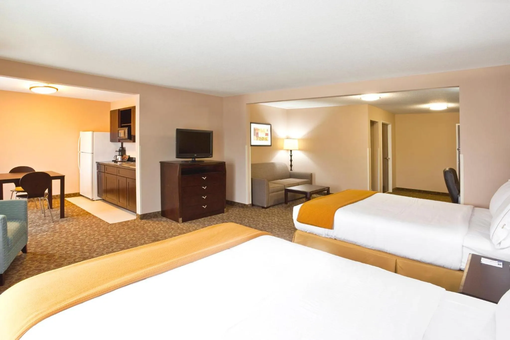 Photo of the whole room, Bed in Holiday Inn Express Hotel & Suites Van Wert by IHG