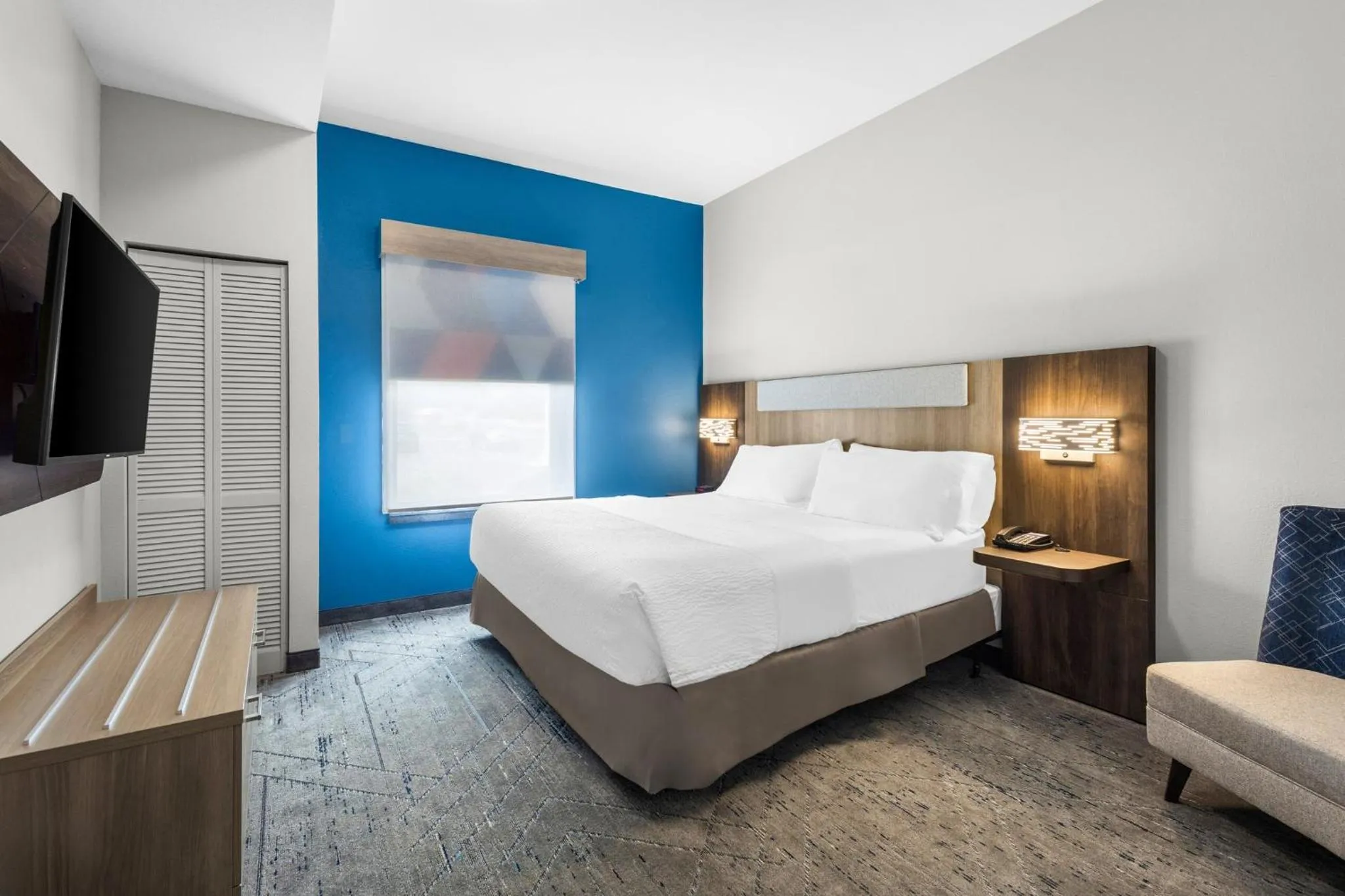 Photo of the whole room, Bed in Holiday Inn Express Hotel & Suites Van Wert by IHG