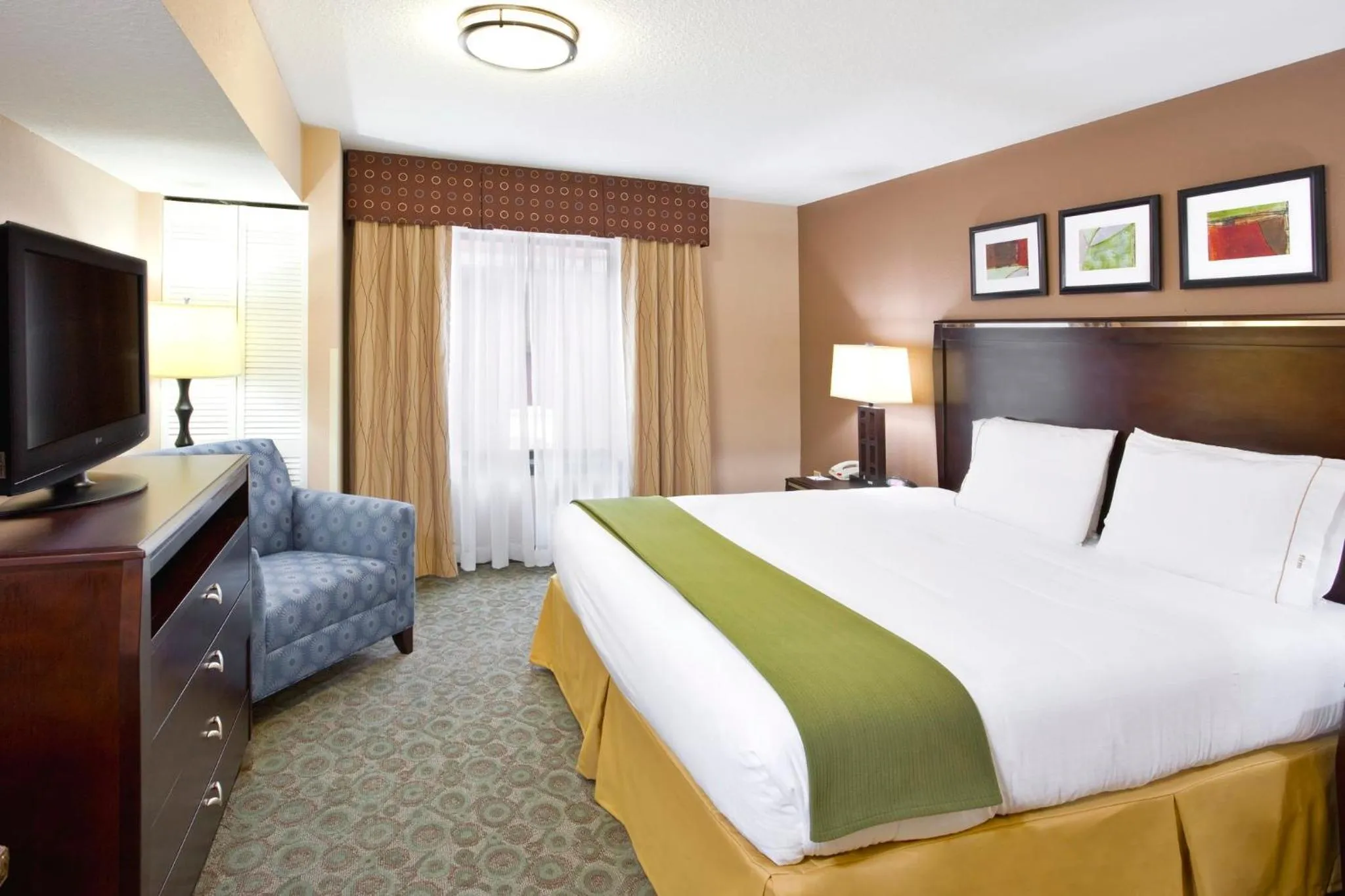 Photo of the whole room, Bed in Holiday Inn Express Hotel & Suites Van Wert by IHG