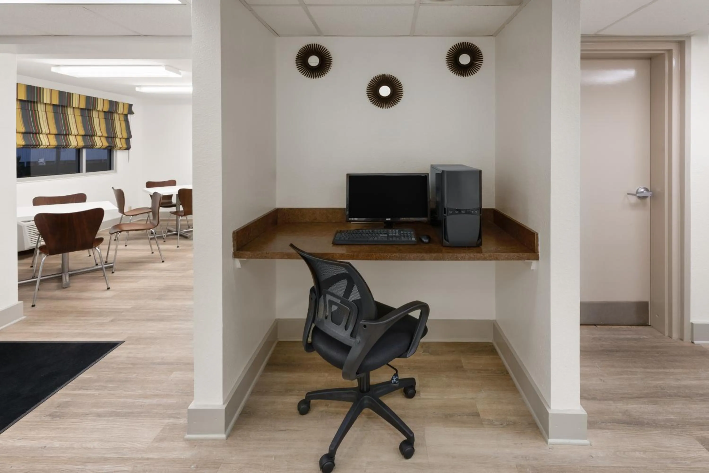 Business facilities in Super 8 by Wyndham Baton Rouge/I-10