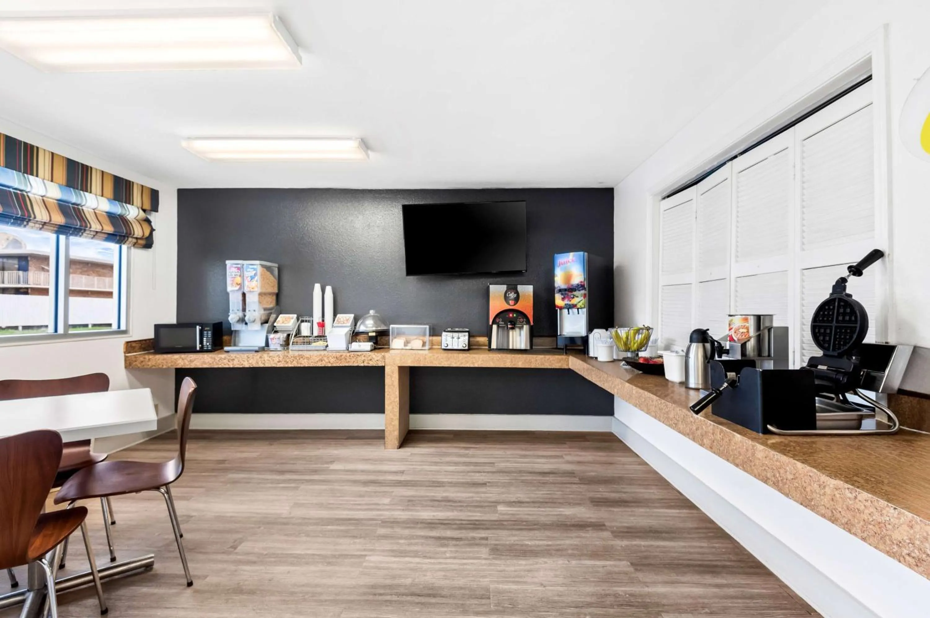 Restaurant/places to eat in Super 8 by Wyndham Baton Rouge/I-10