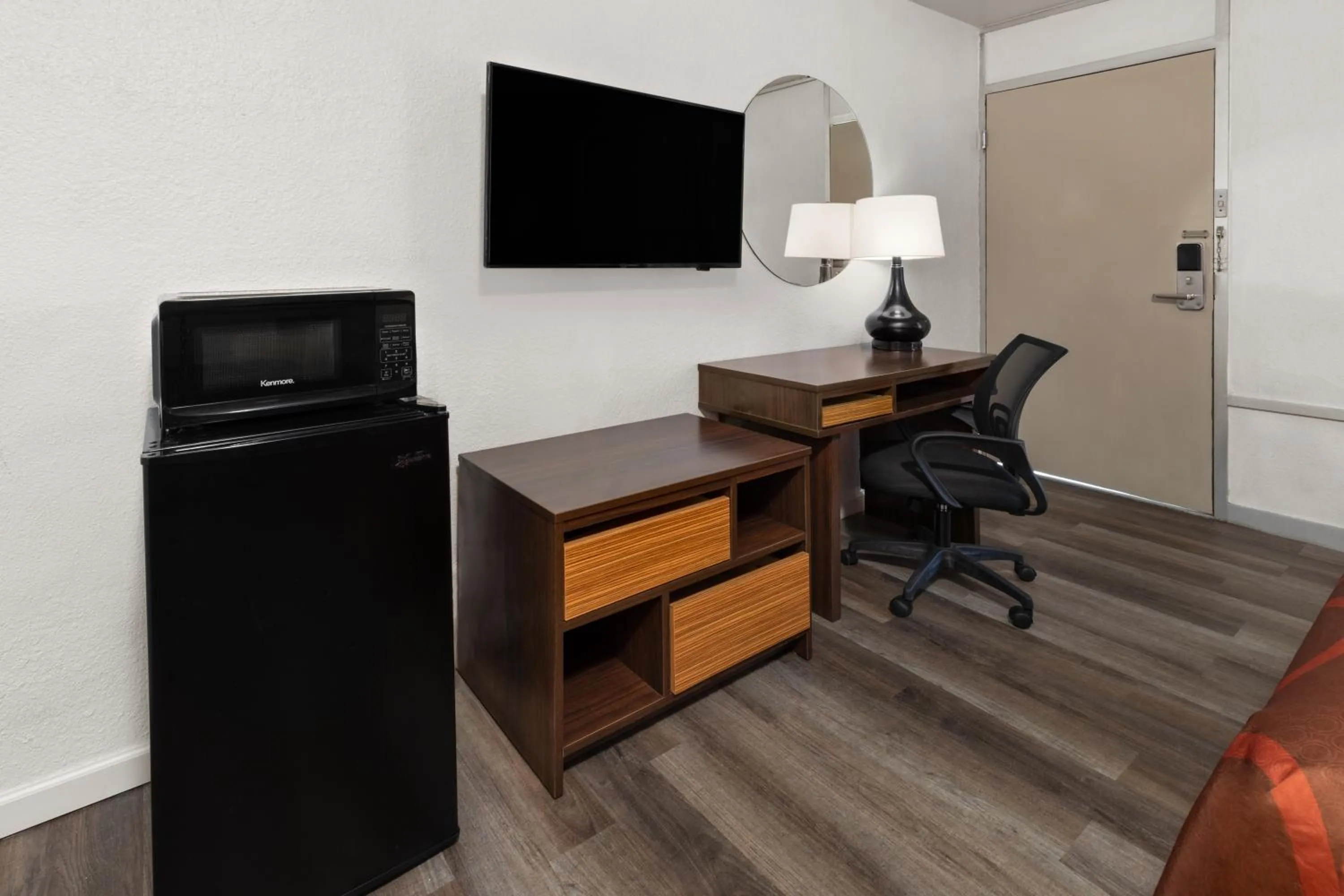 TV and multimedia in Super 8 by Wyndham Baton Rouge/I-10