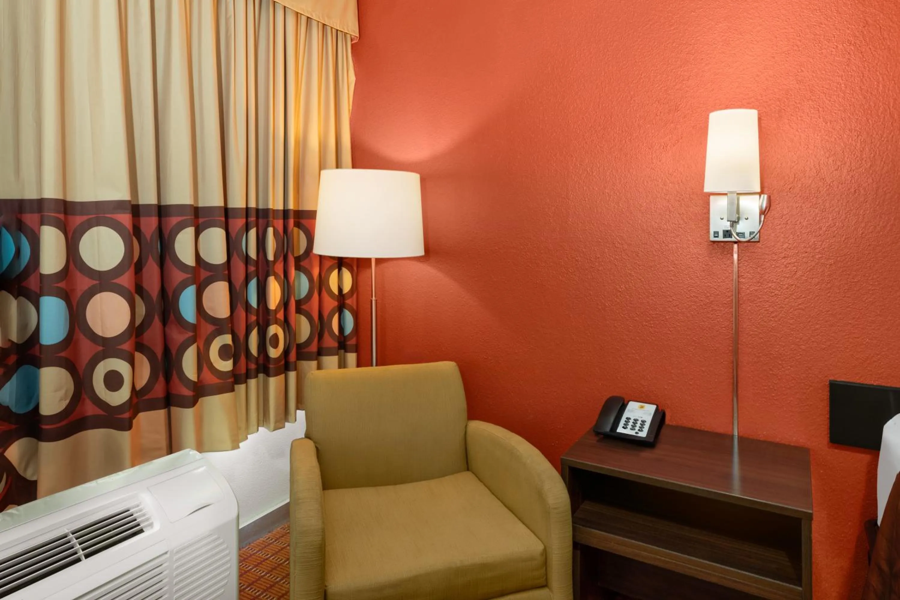 Bedroom, Bed in Super 8 by Wyndham Baton Rouge/I-10