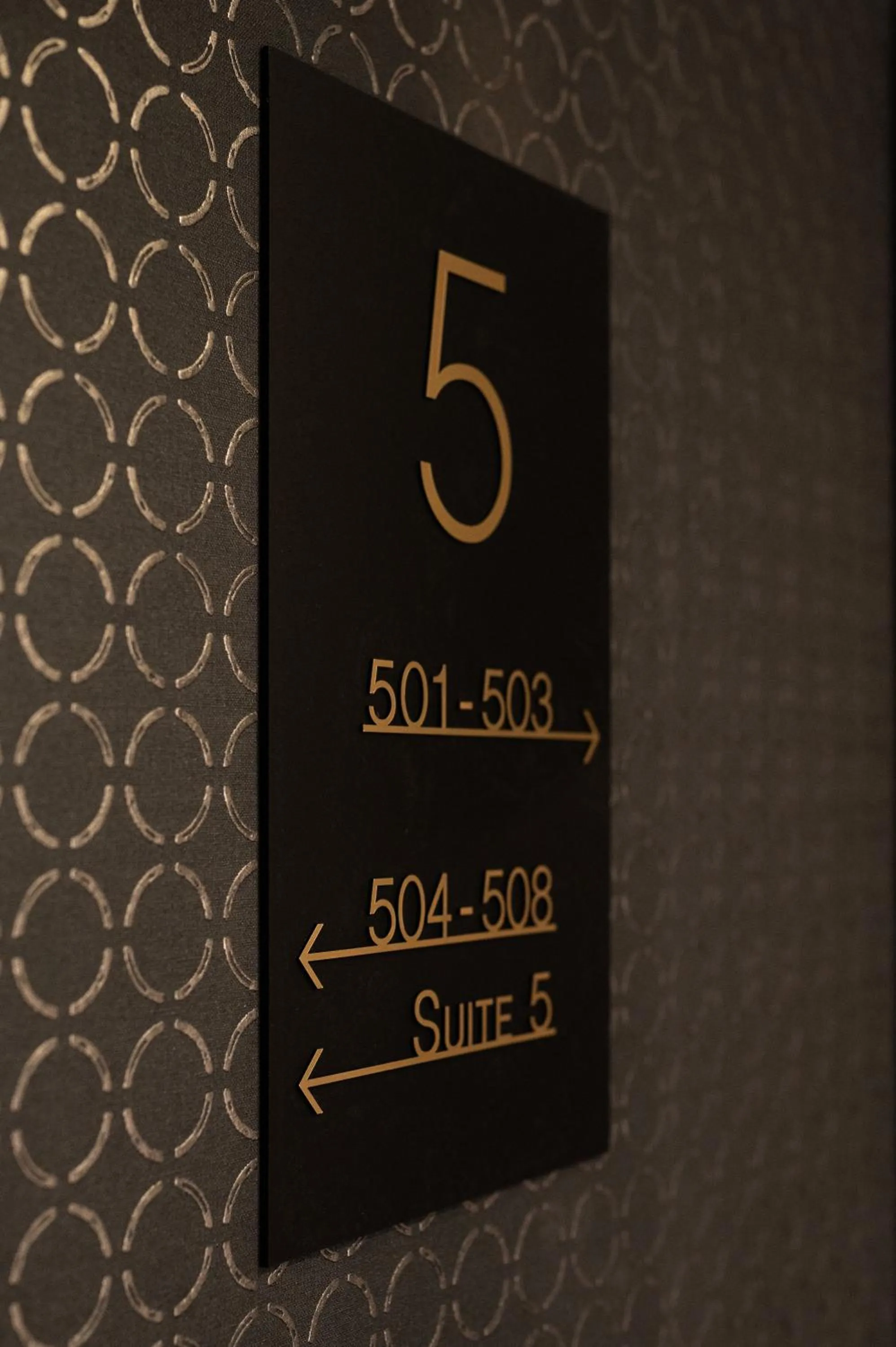 Text overlay in Royal Saint Germain