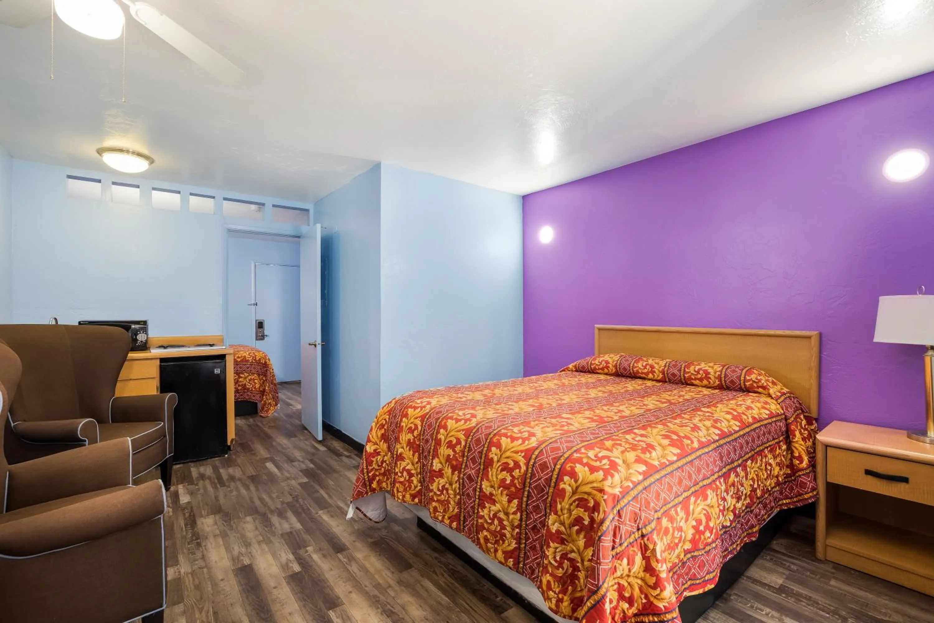 Bed in Knights Inn Tucson D.M.A.F Area