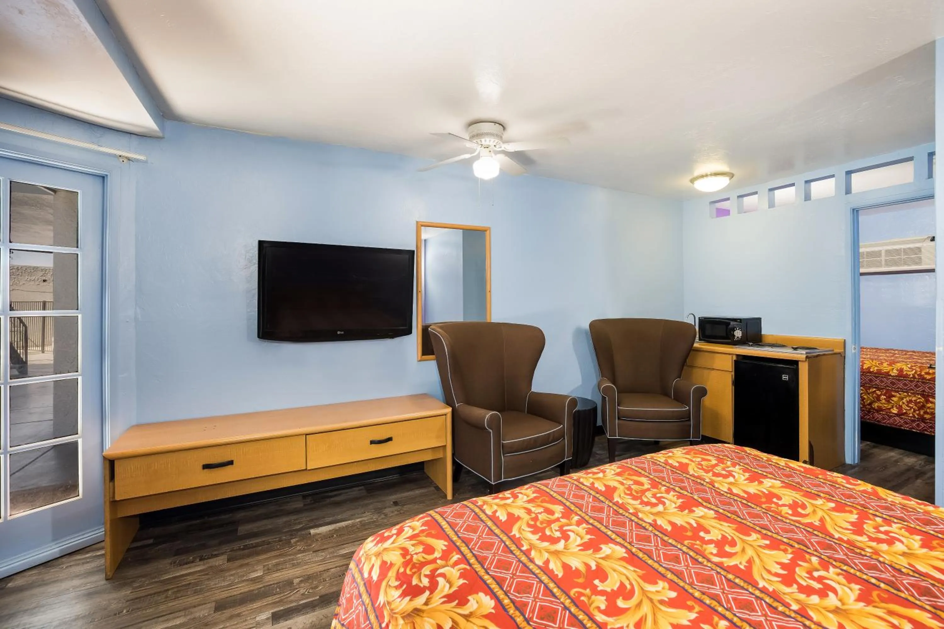 Bed, TV/Entertainment Center in Knights Inn Tucson D.M.A.F Area