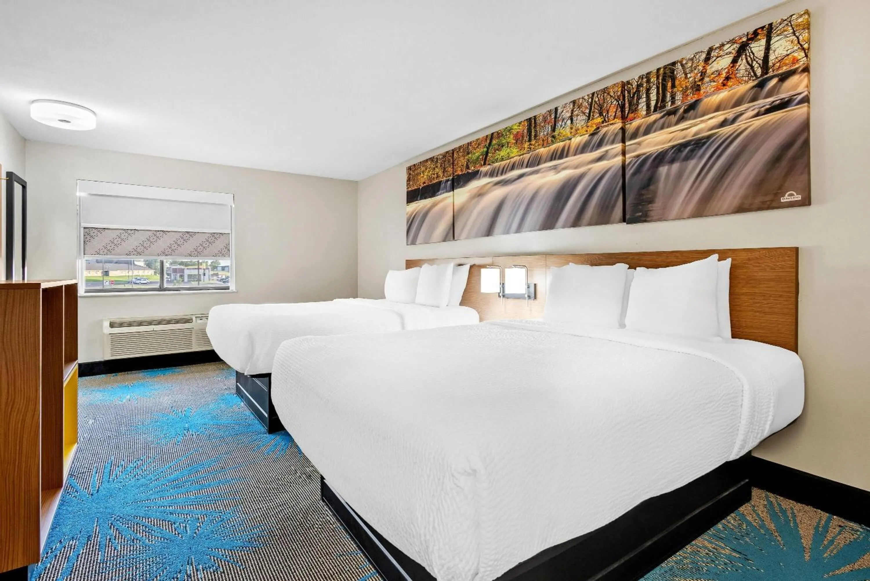 Photo of the whole room, Bed in Days Inn by Wyndham Mitchell SD