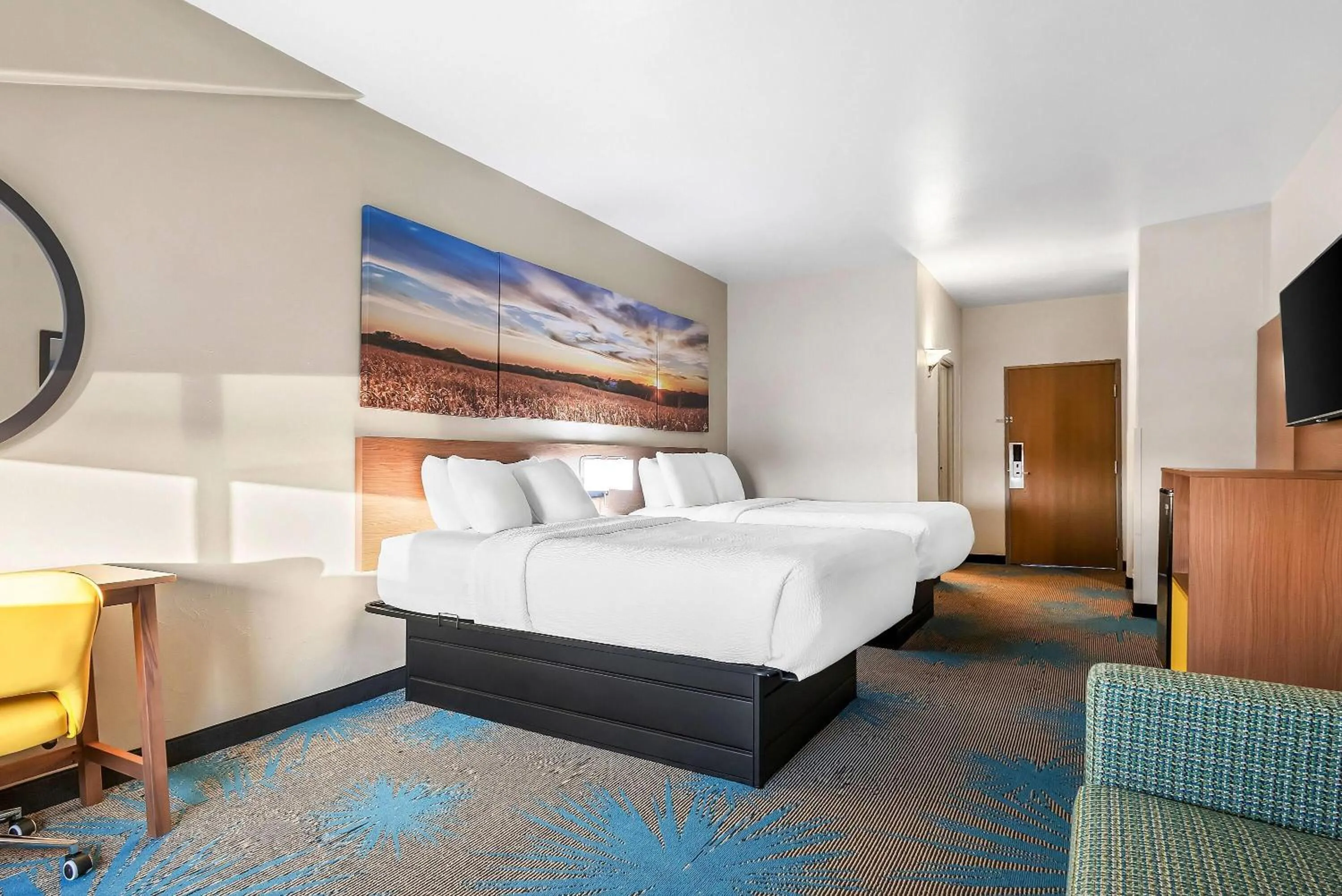 Photo of the whole room, Bed in Days Inn by Wyndham Mitchell SD