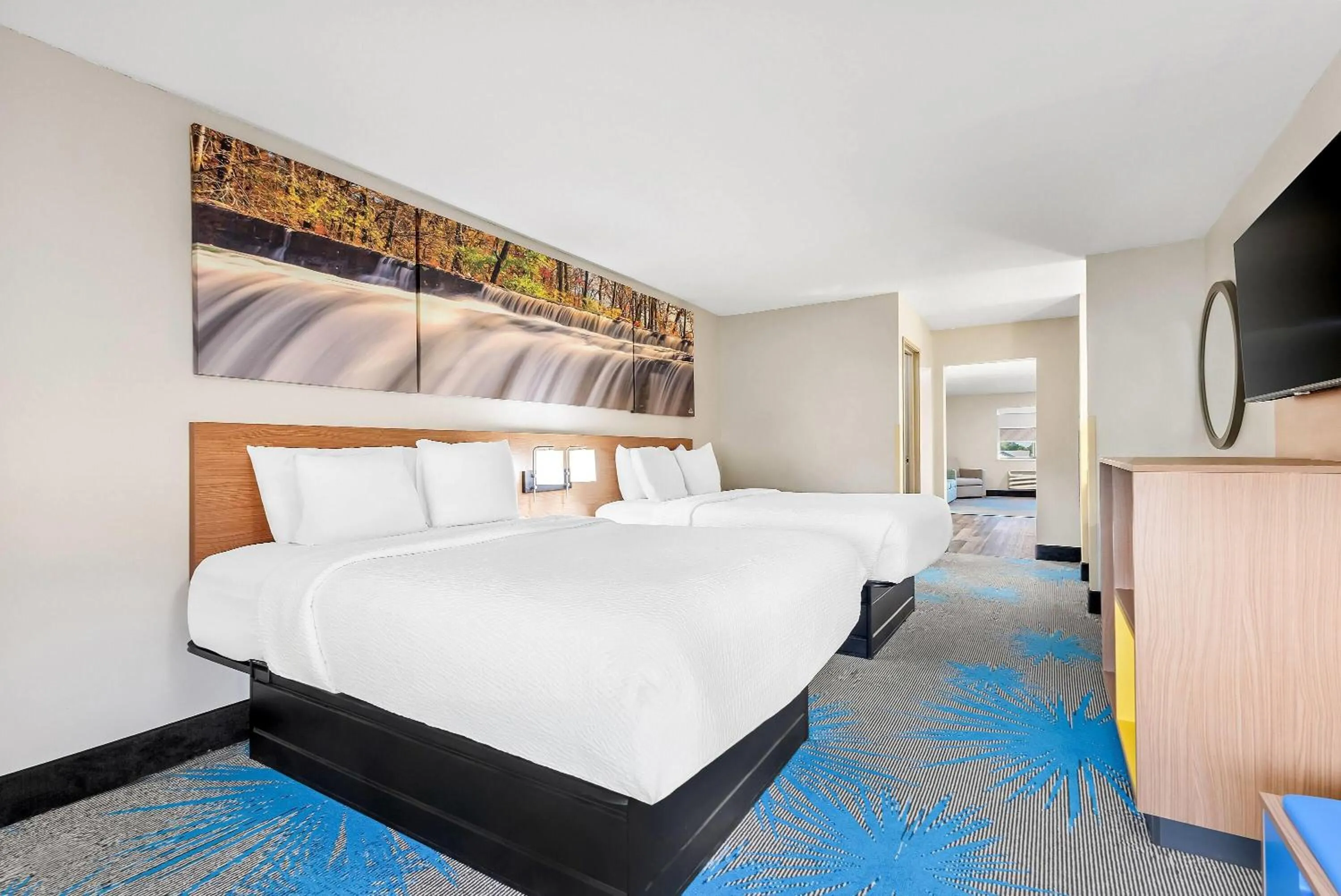 Photo of the whole room, Bed in Days Inn by Wyndham Mitchell SD