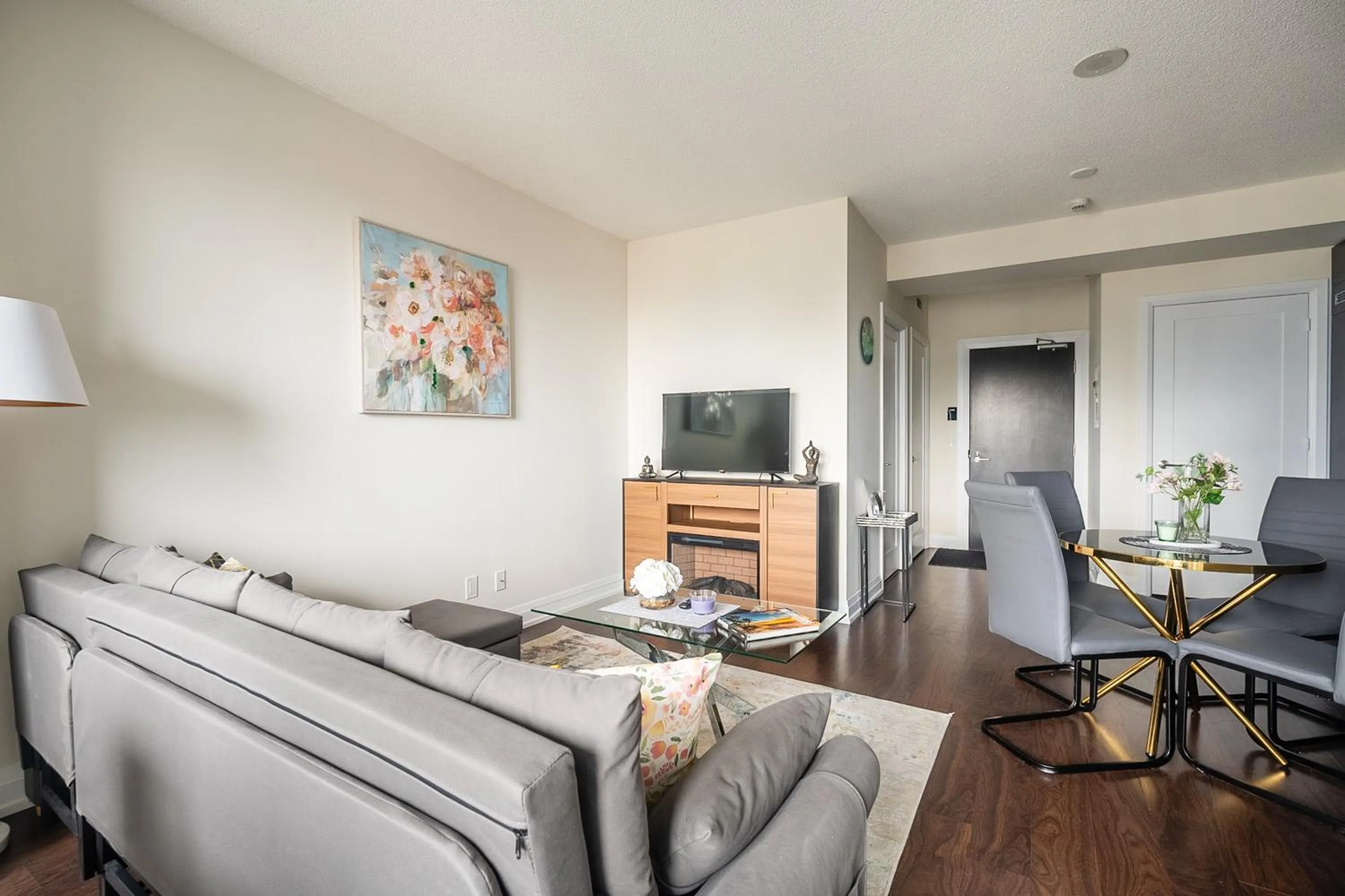 TV and multimedia in GLOBALSTAY Modern Apartments in North York Skyscraper