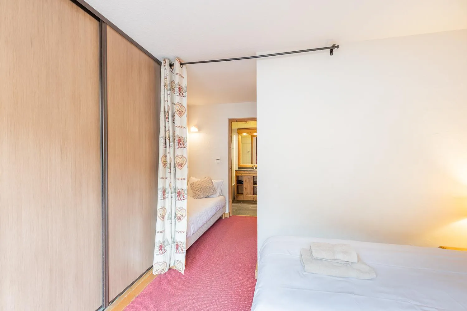 Photo of the whole room, Bed in Savoy Morzine