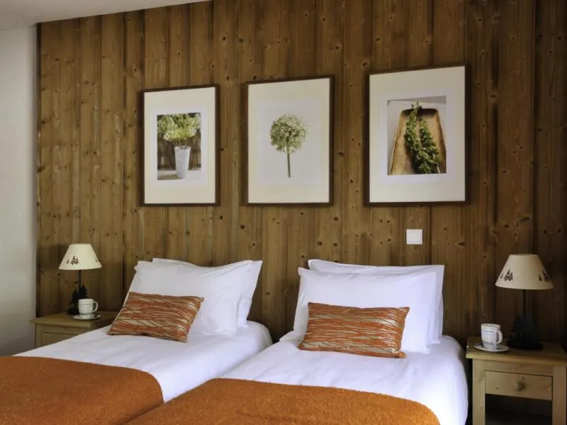 Photo of the whole room, Bed in Savoy Morzine