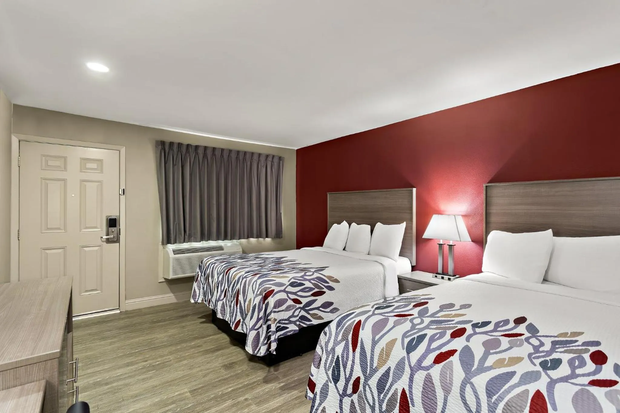 Bedroom, Bed in Red Roof Inn Redding