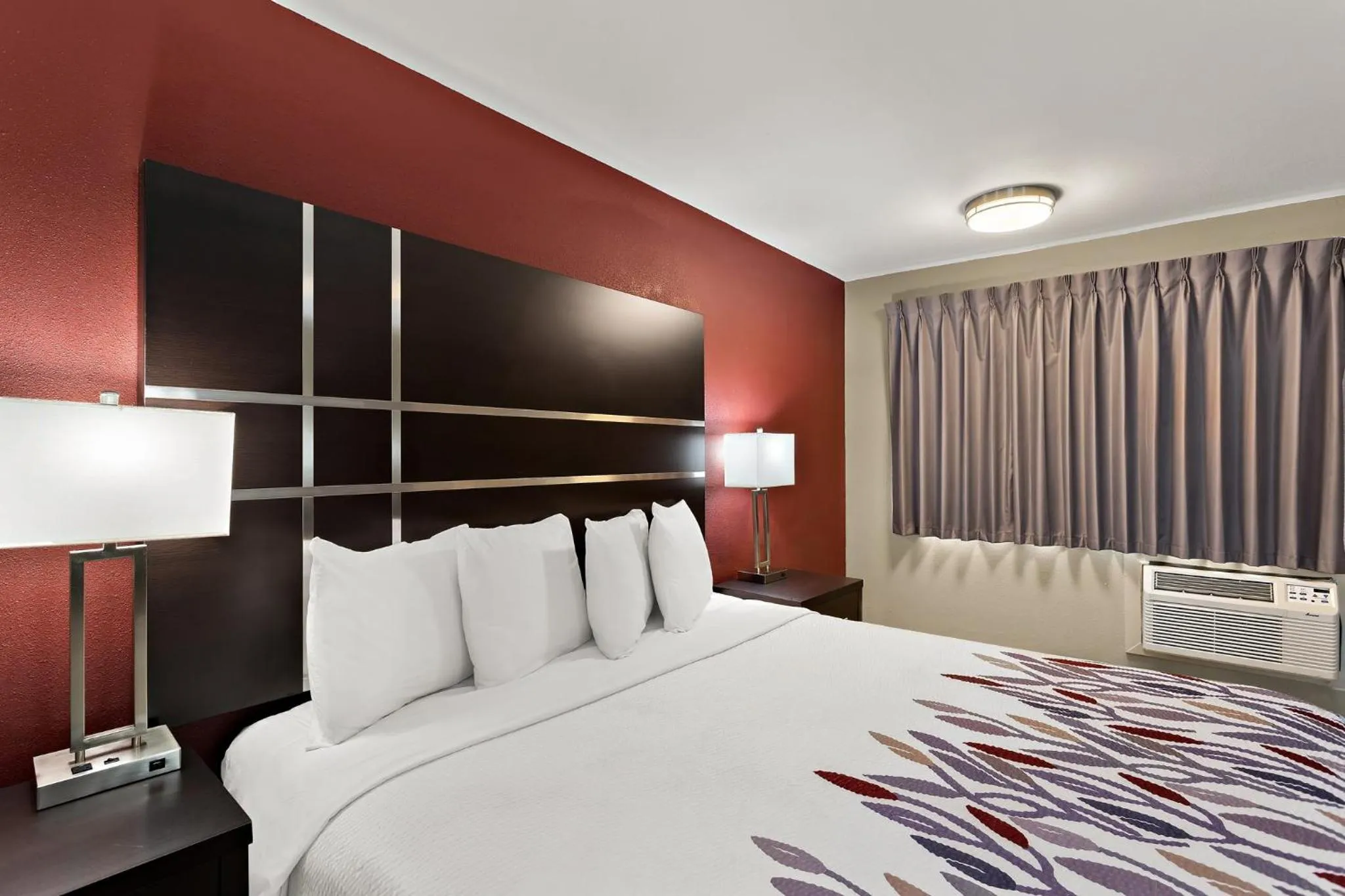 Bedroom, Bed in Red Roof Inn Redding