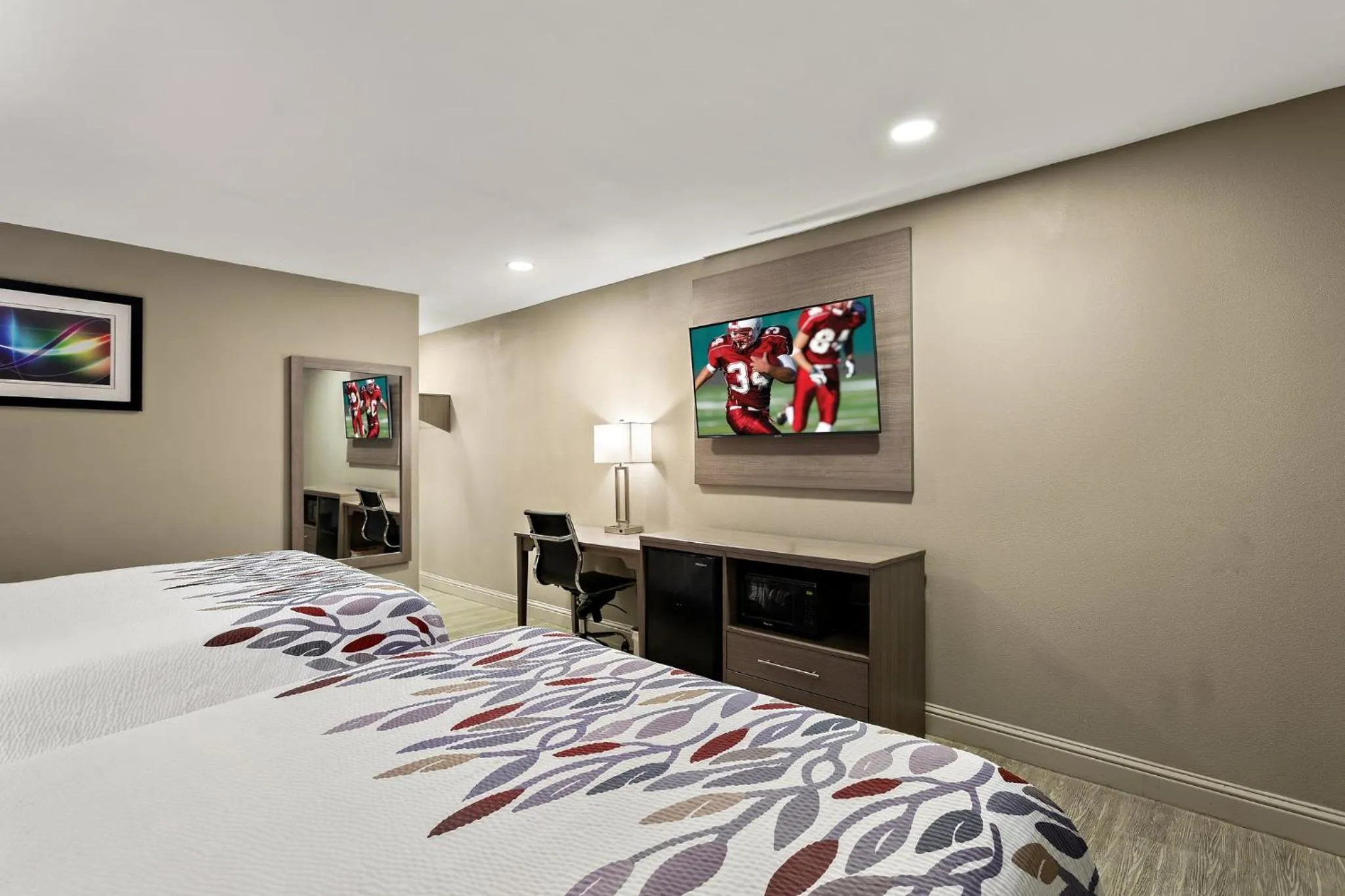 Bedroom, Bed in Red Roof Inn Redding