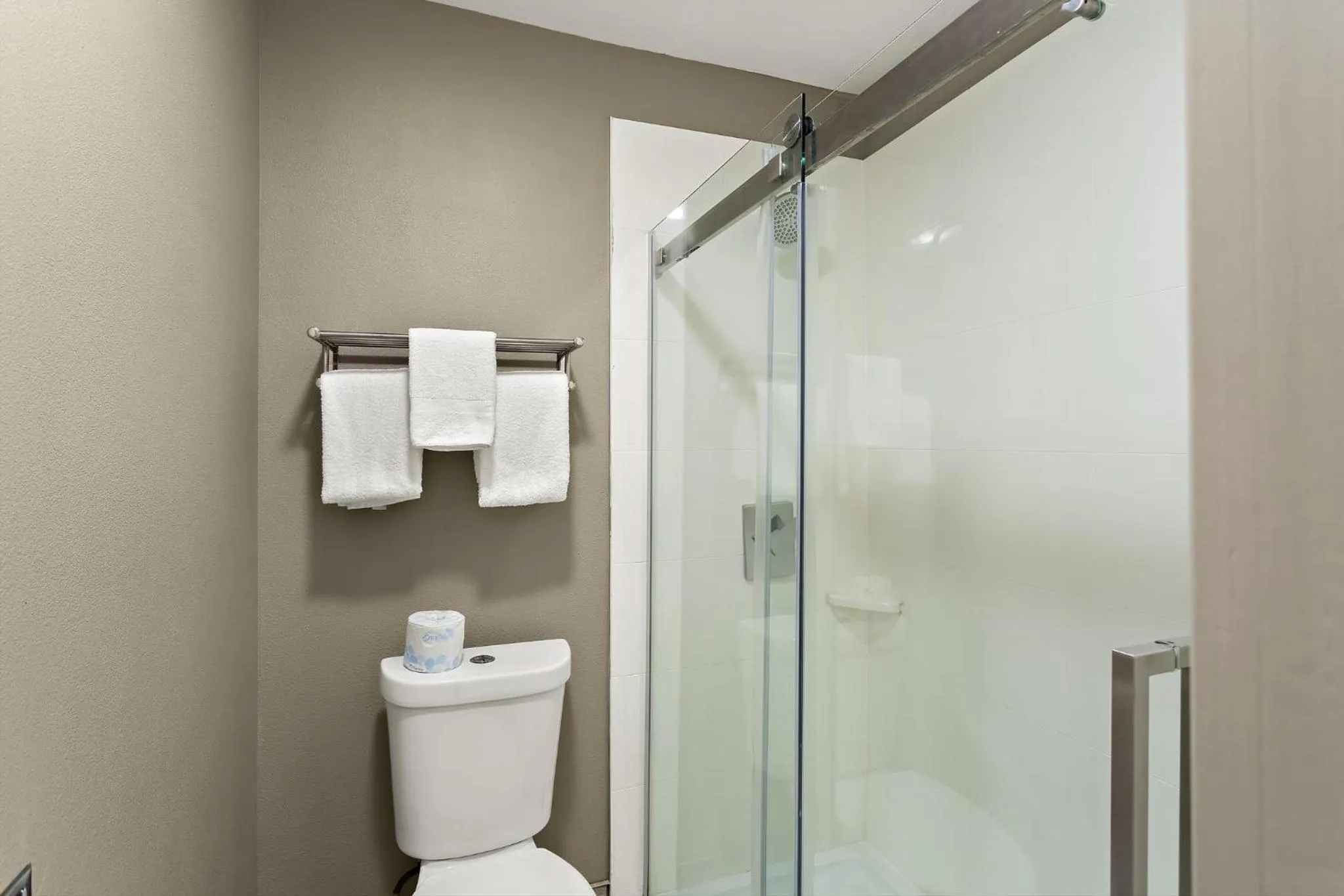 Bathroom in Red Roof Inn Redding