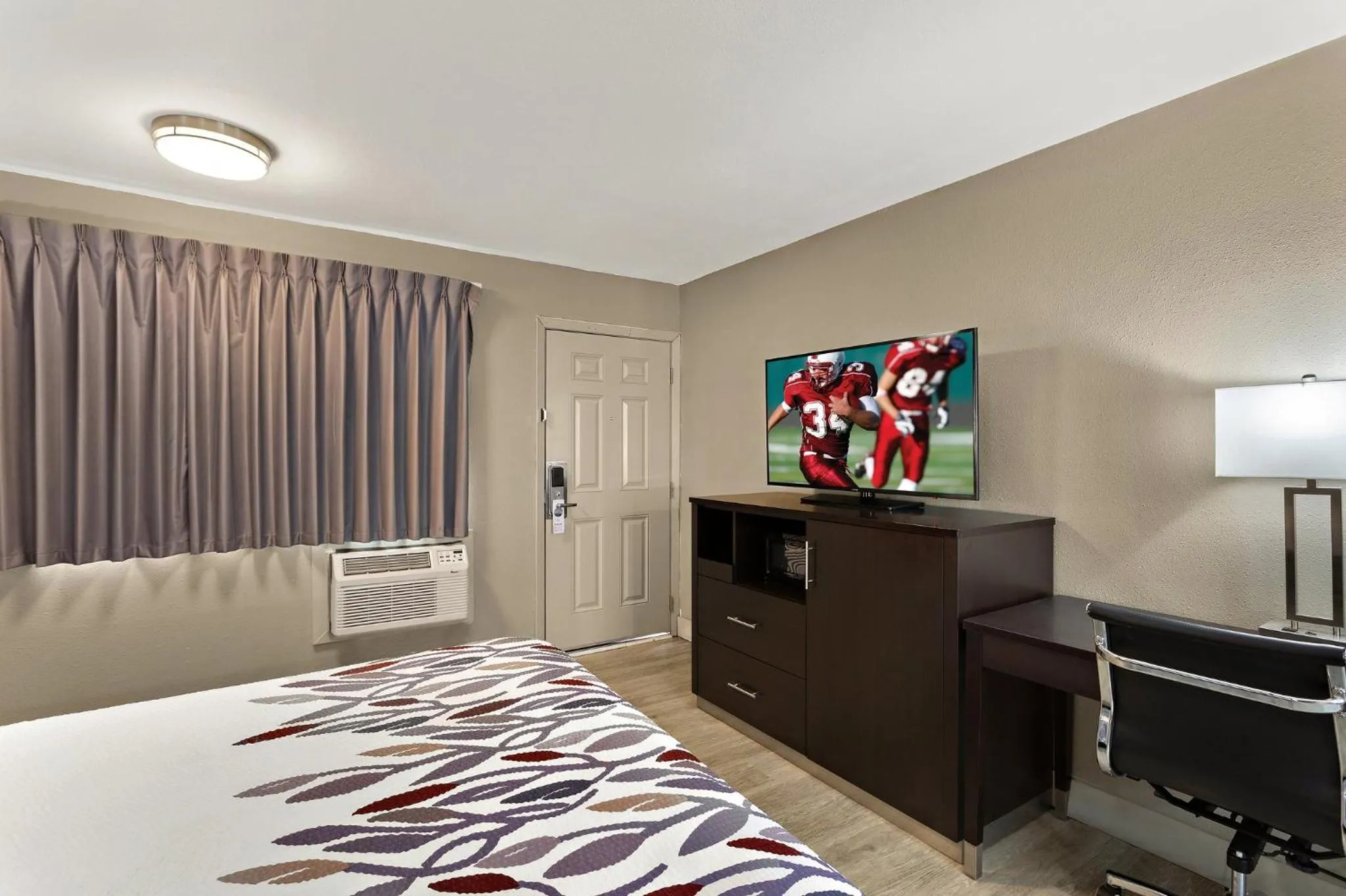 Bedroom, Bed in Red Roof Inn Redding