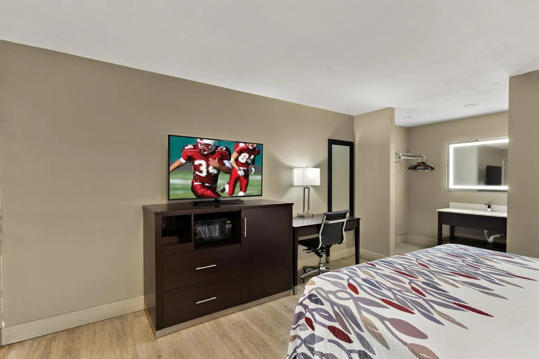 Bedroom, Bed in Red Roof Inn Redding