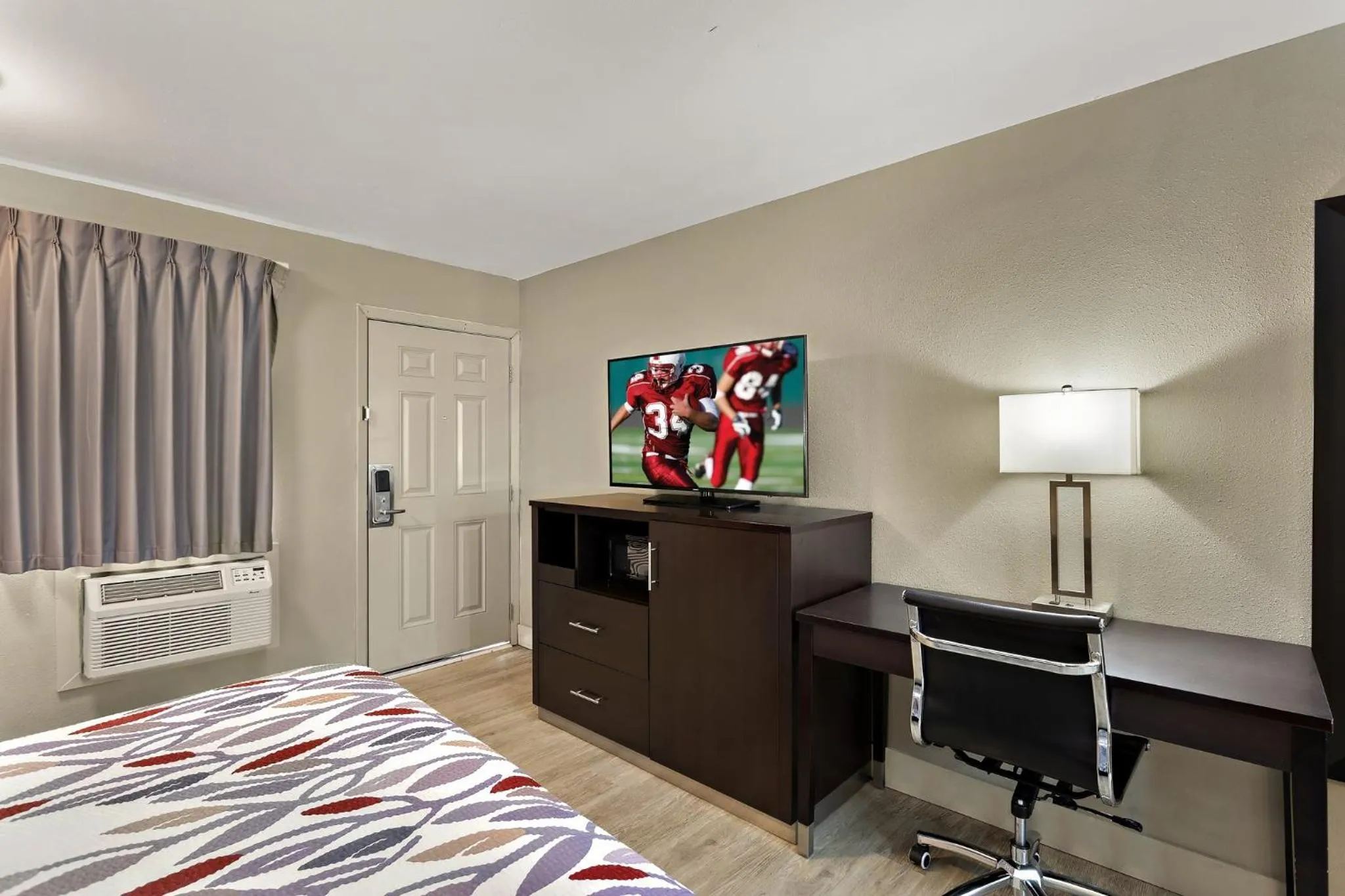 Bedroom, Bed in Red Roof Inn Redding