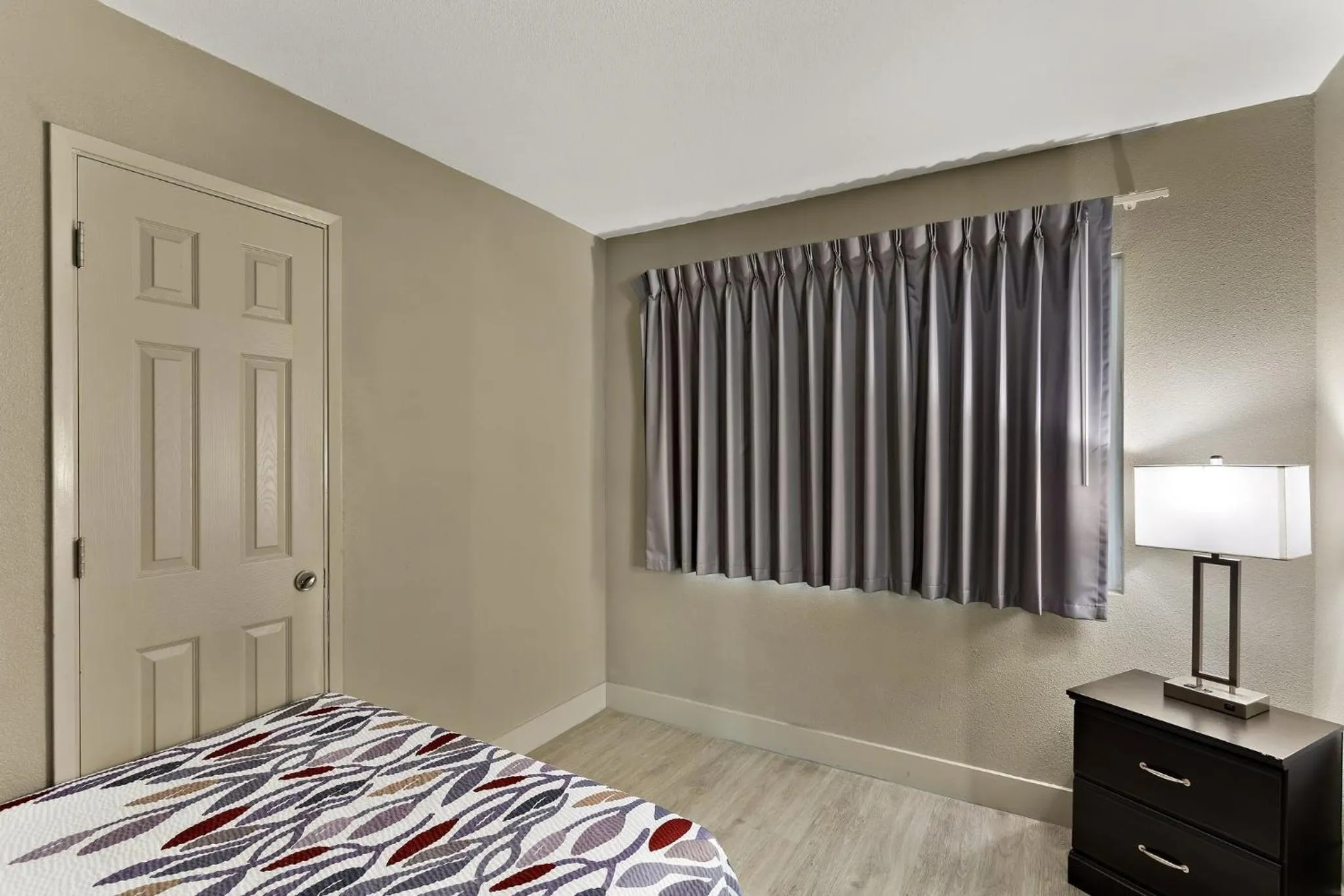 Photo of the whole room, Bed in Red Roof Inn Redding