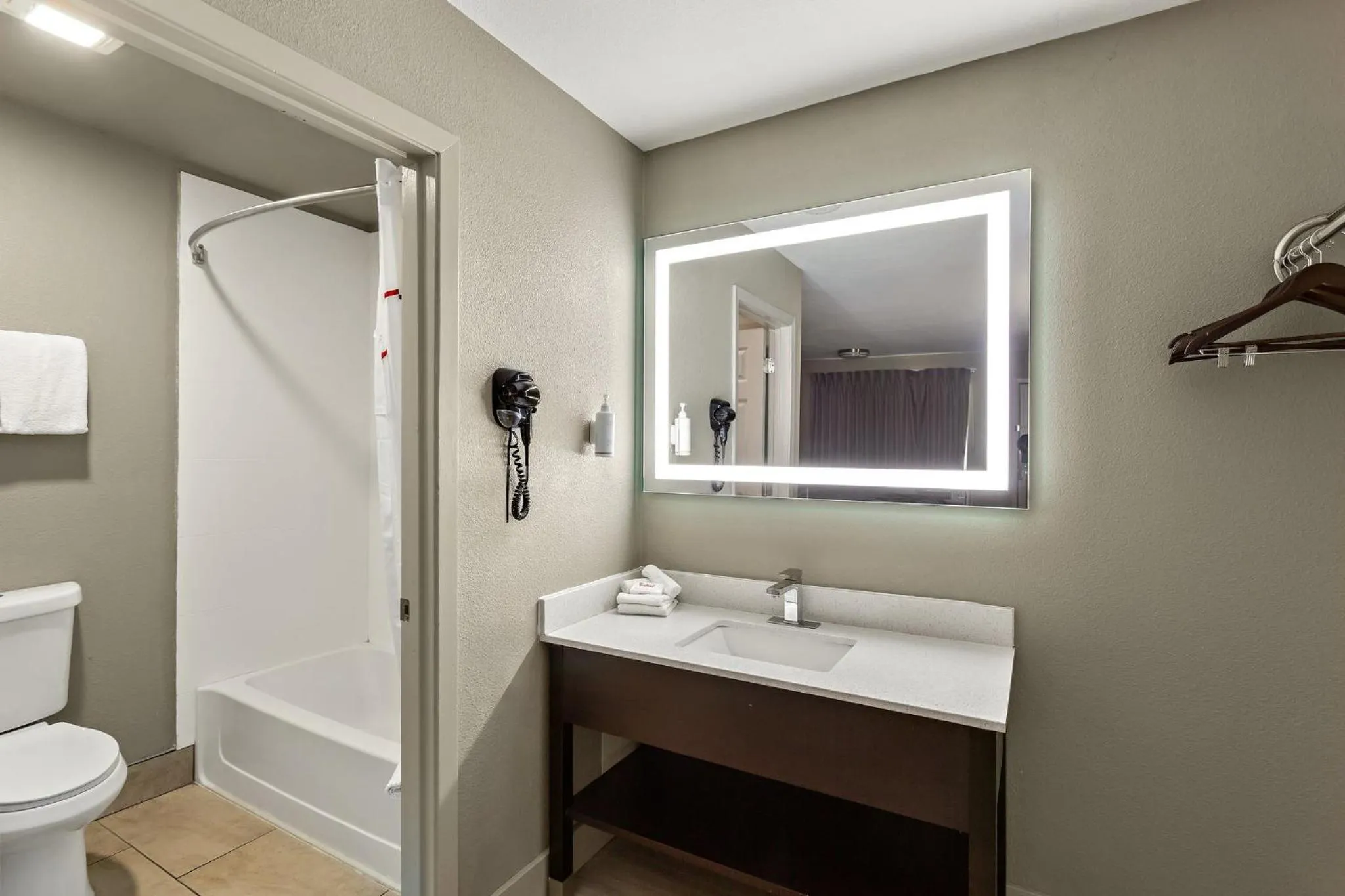 Bathroom in Red Roof Inn Redding