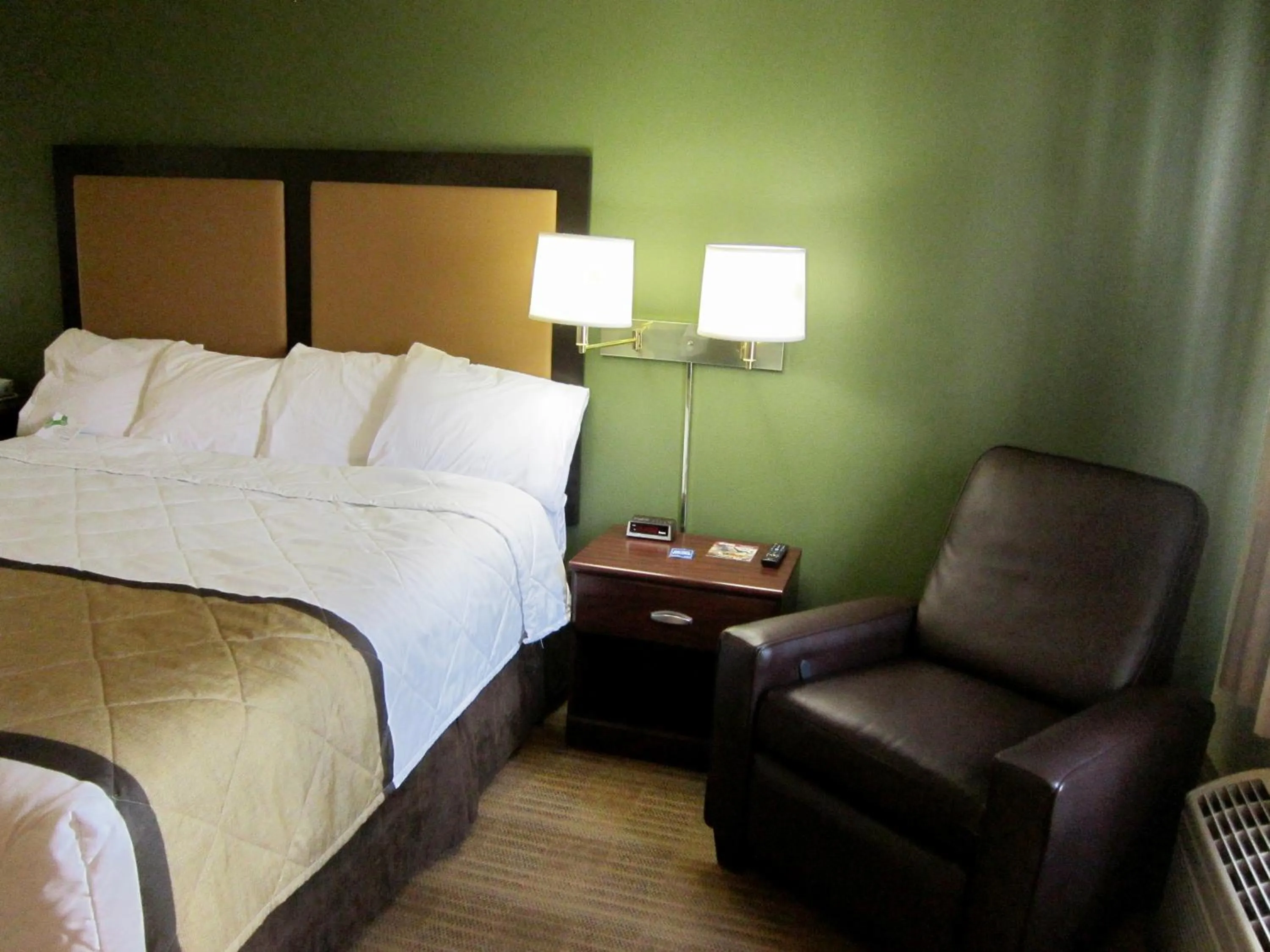 Bed in Extended Stay America Suites - Findlay - Tiffin Avenue