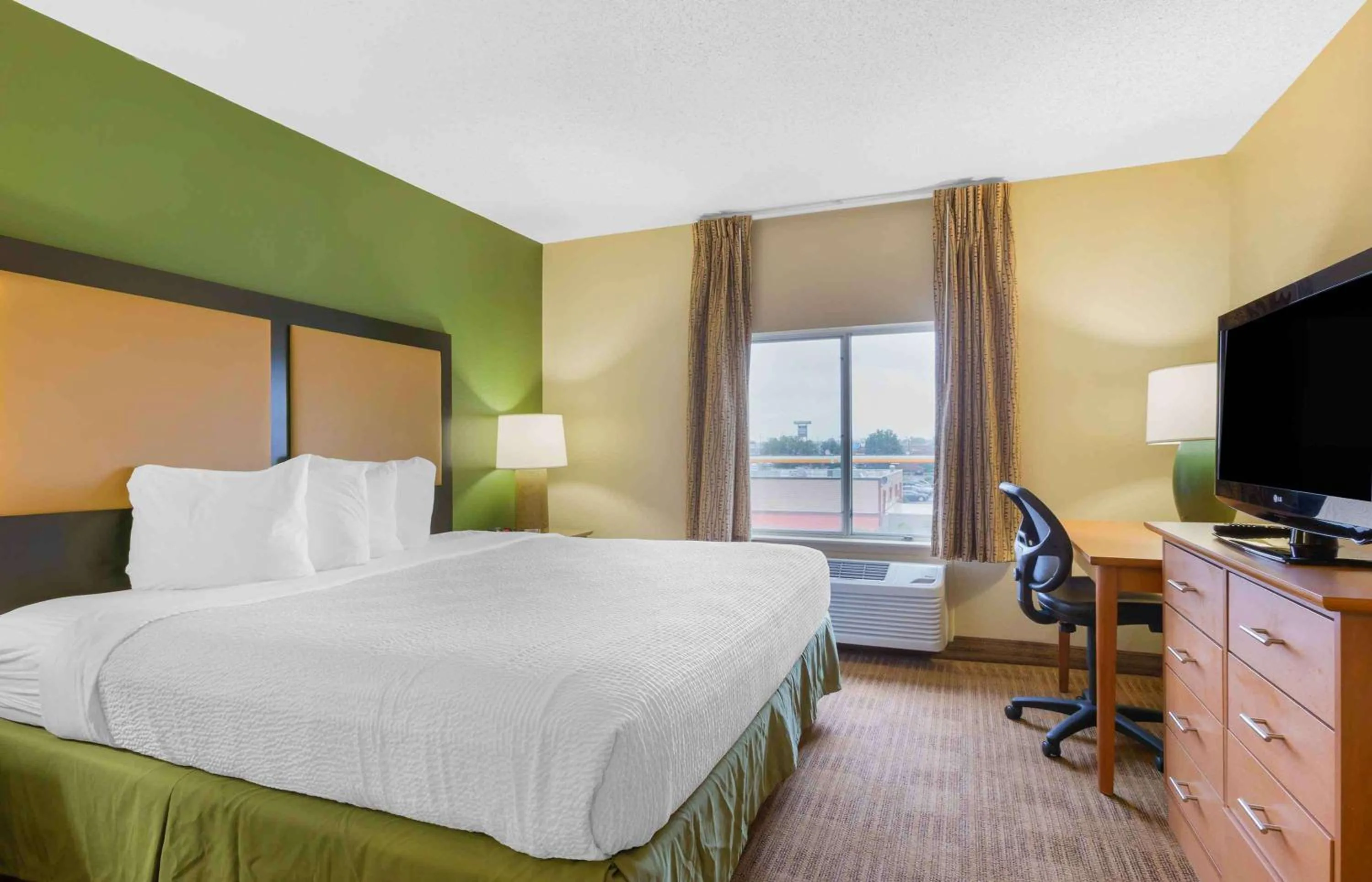 Bedroom, Bed in Extended Stay America Suites - Findlay - Tiffin Avenue