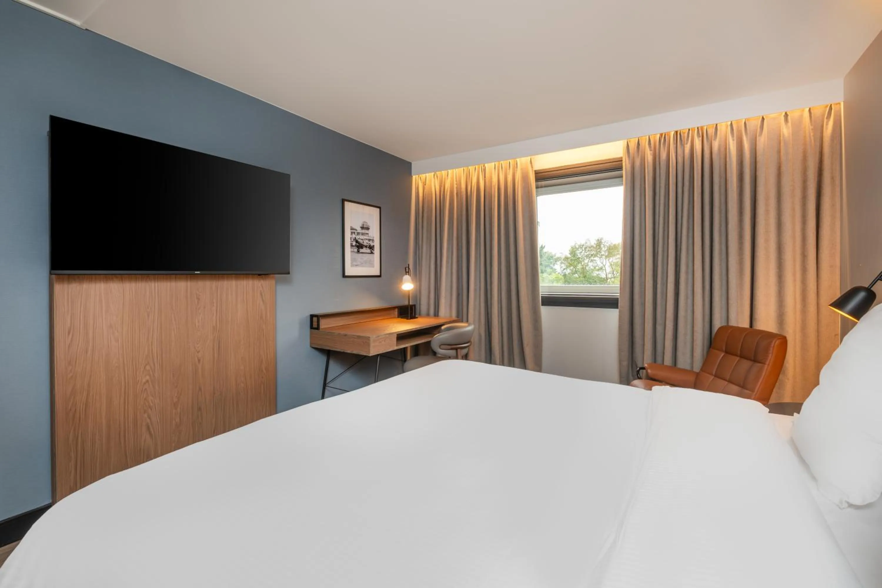 Shower, Bed in Golden Tulip CDG Airport Roissy