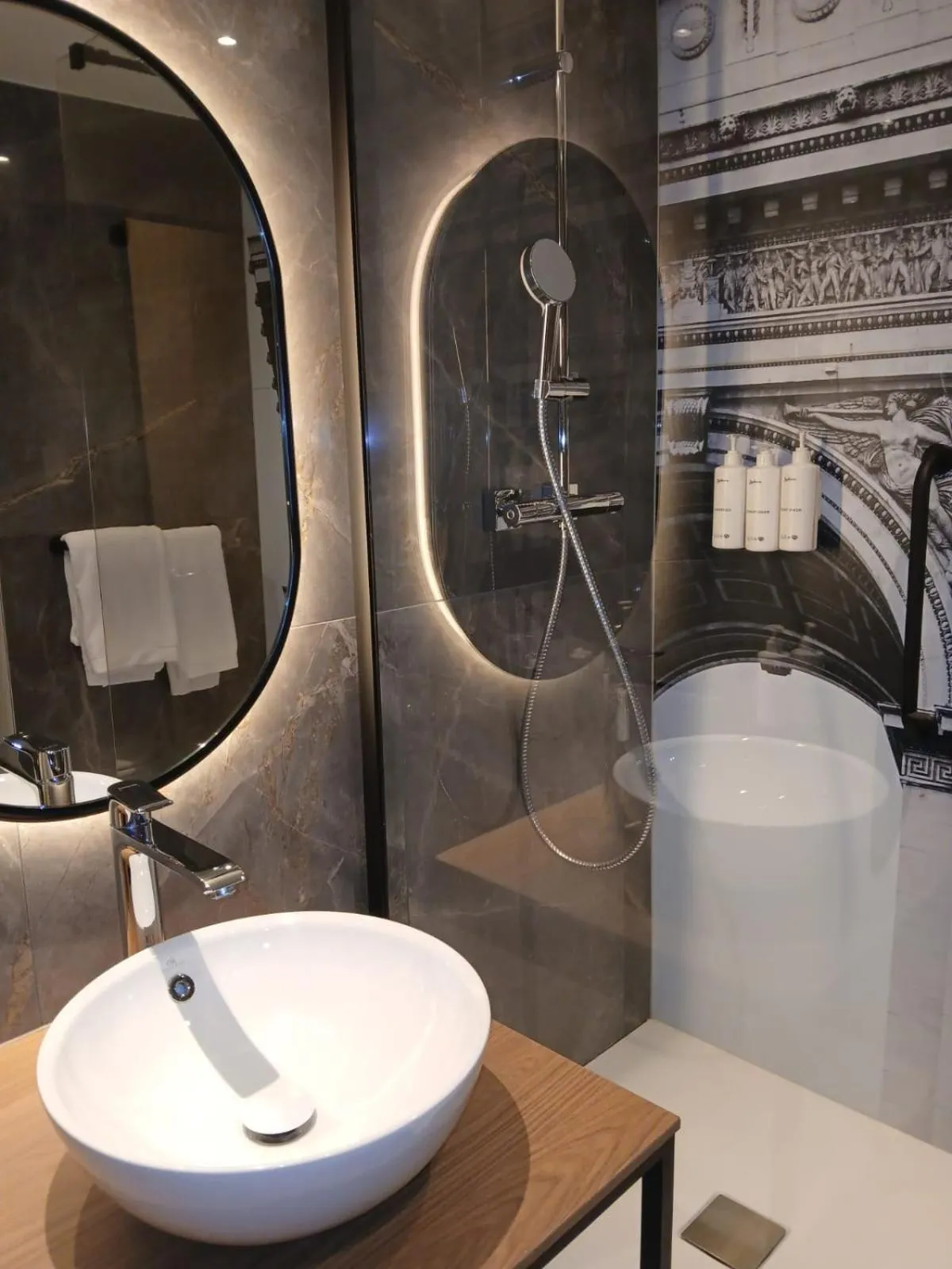 Shower in Golden Tulip CDG Airport Roissy