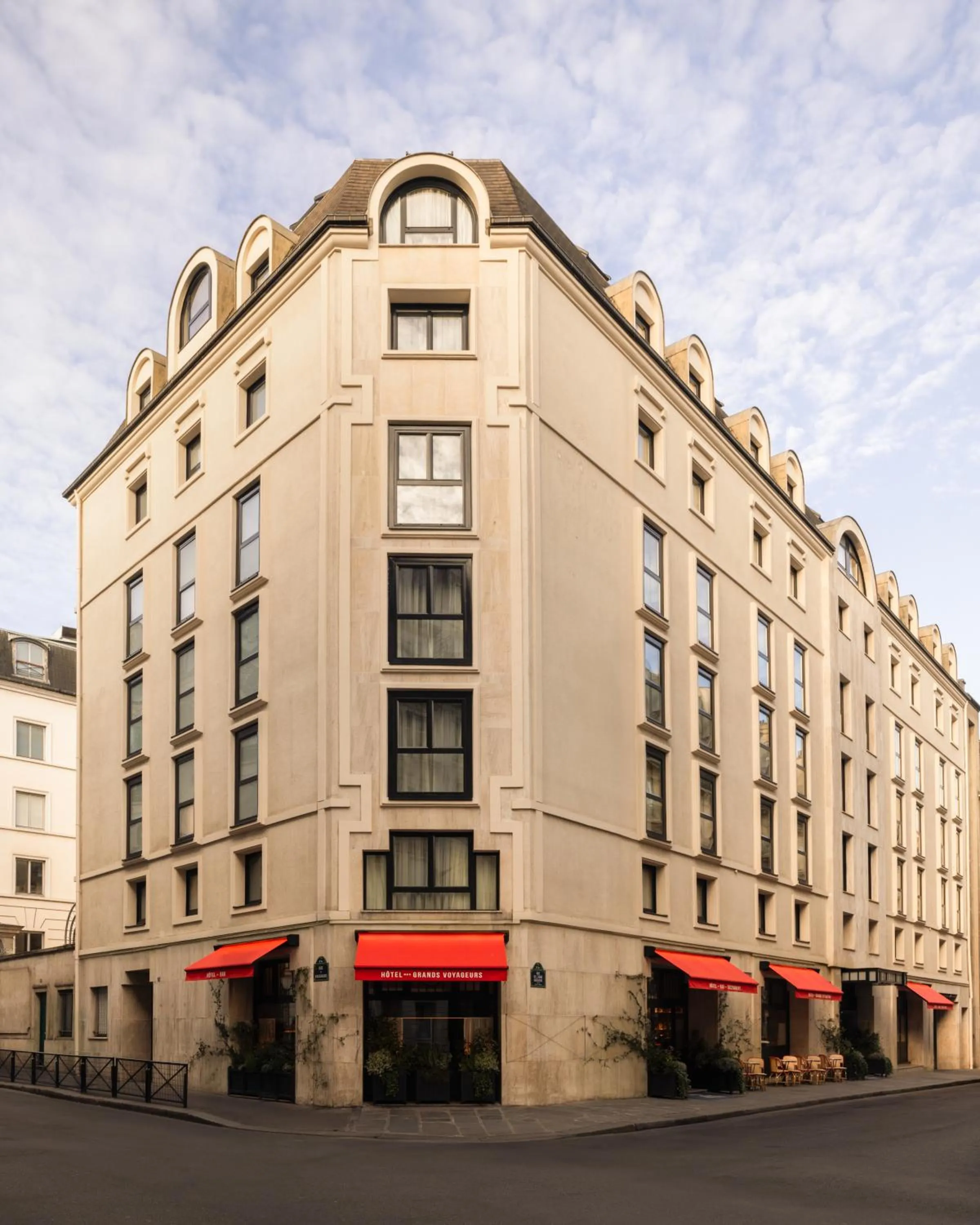 Facade/entrance in Hôtel Des Grands Voyageurs