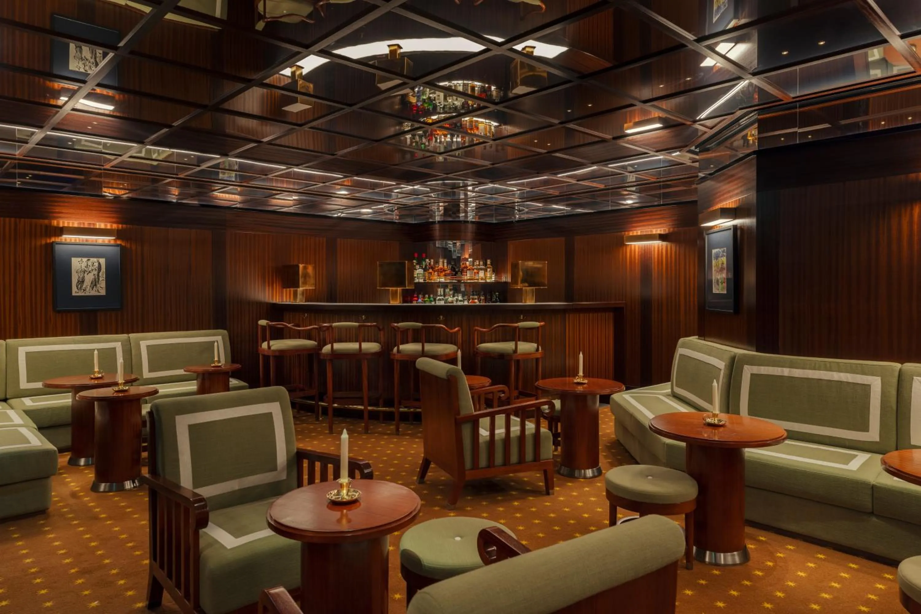 Lounge or bar in Hôtel Des Grands Voyageurs