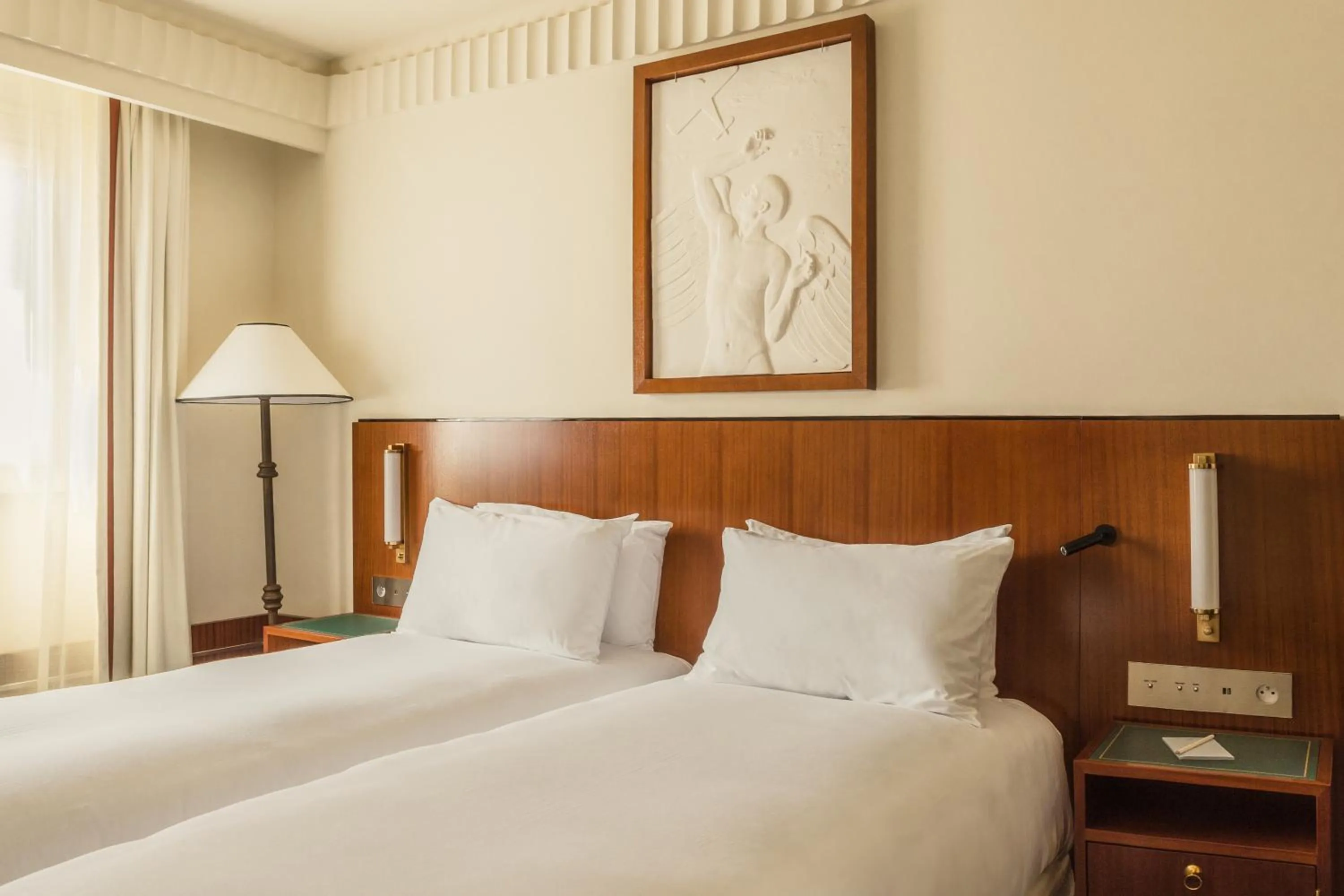 Bed in Hôtel Des Grands Voyageurs